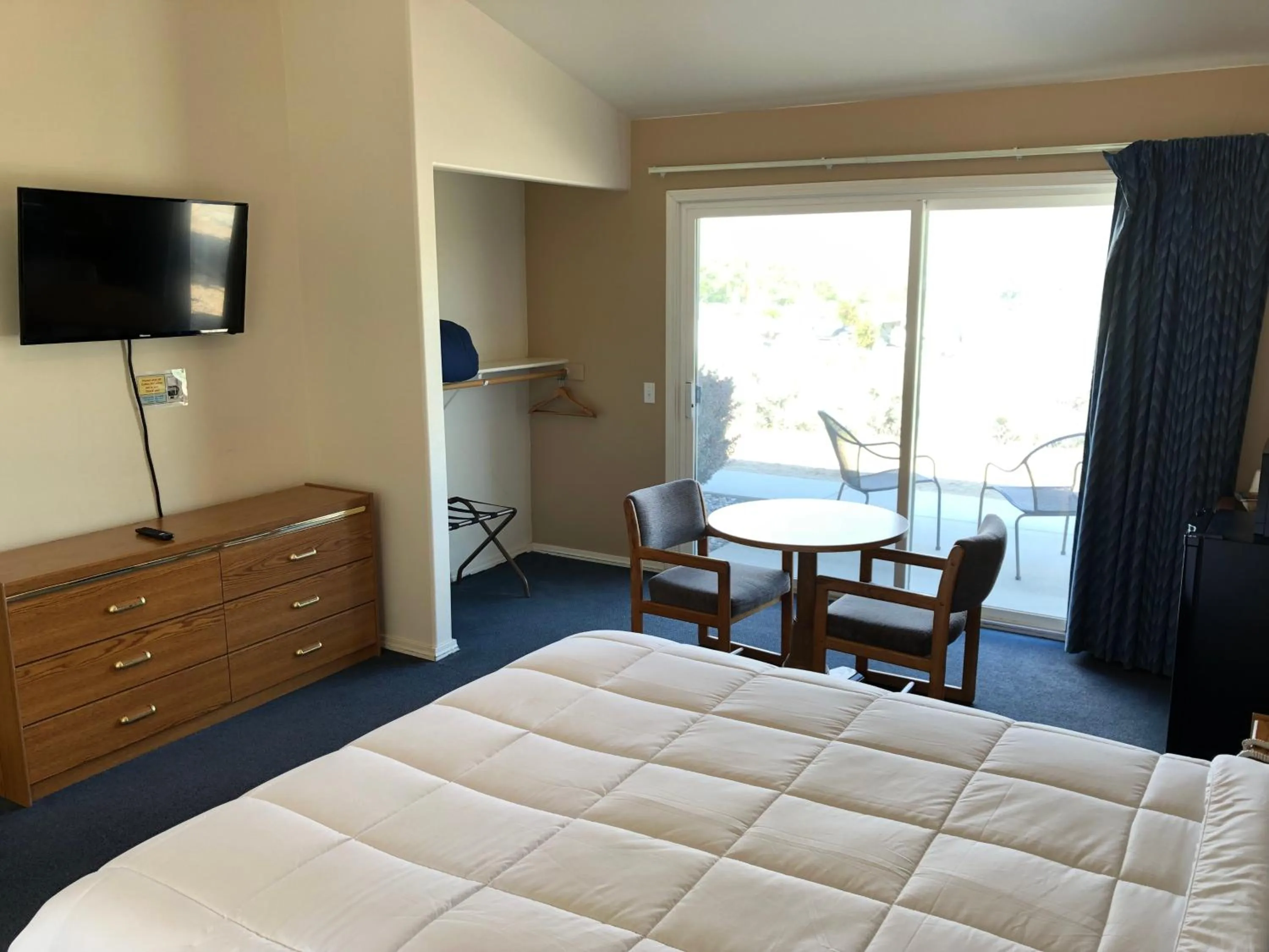 Photo of the whole room, Bed in Meadowcliff Lodge Coleville