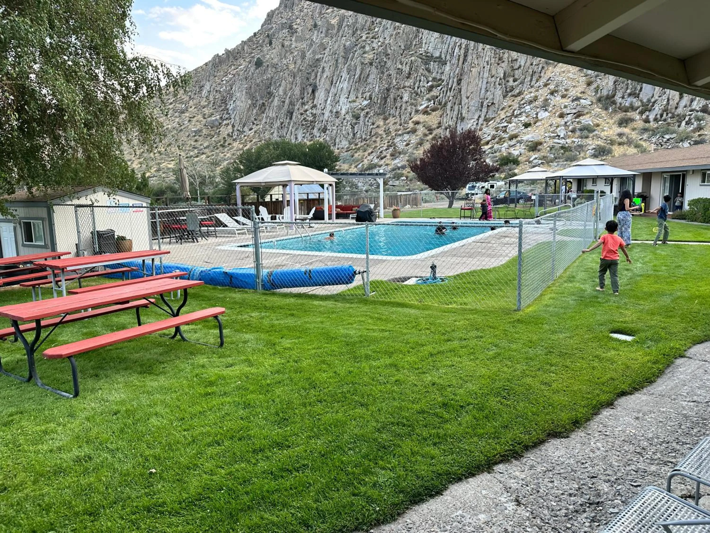 Swimming pool in Meadowcliff Lodge Coleville