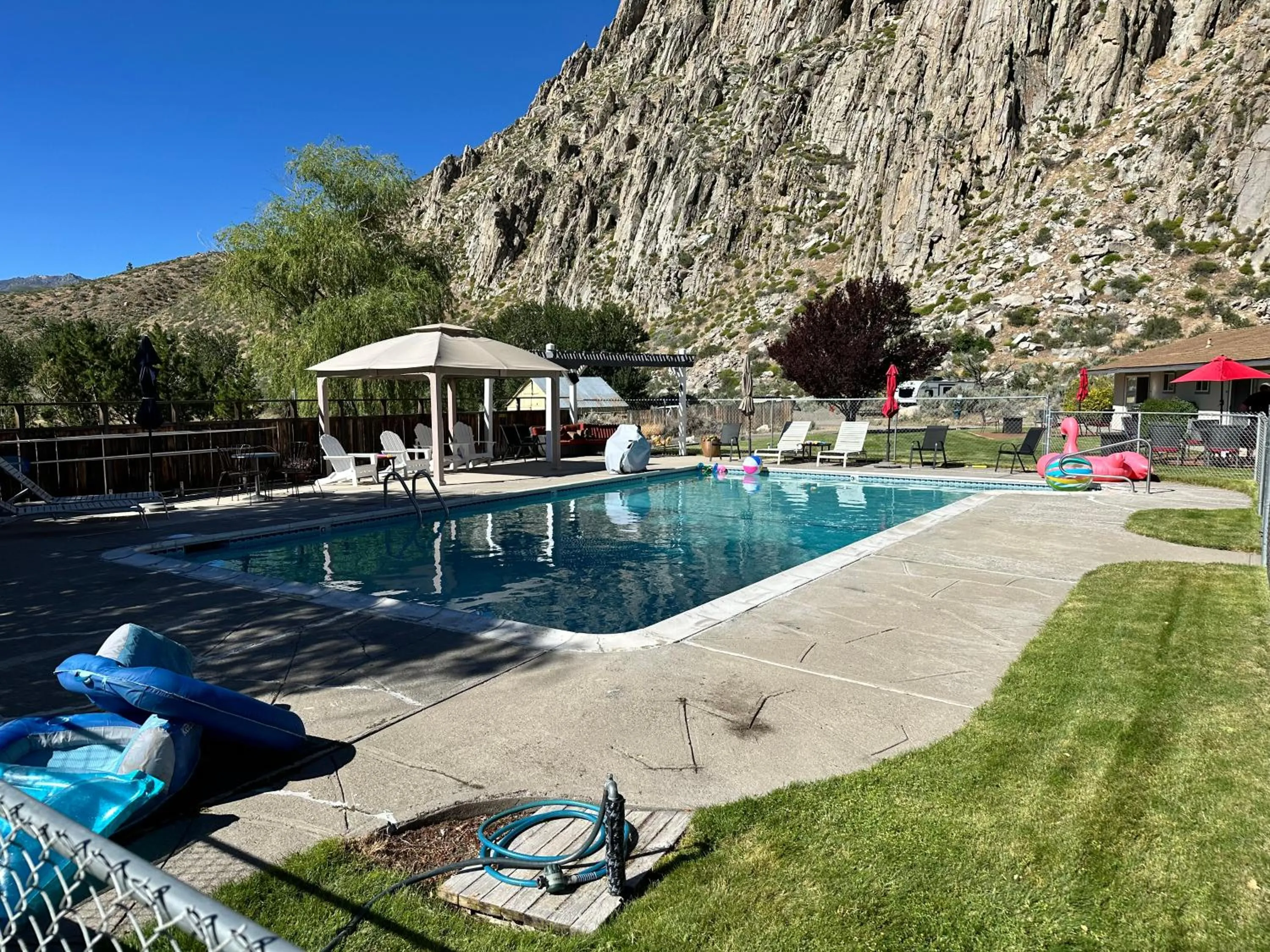 Swimming pool in Meadowcliff Lodge Coleville