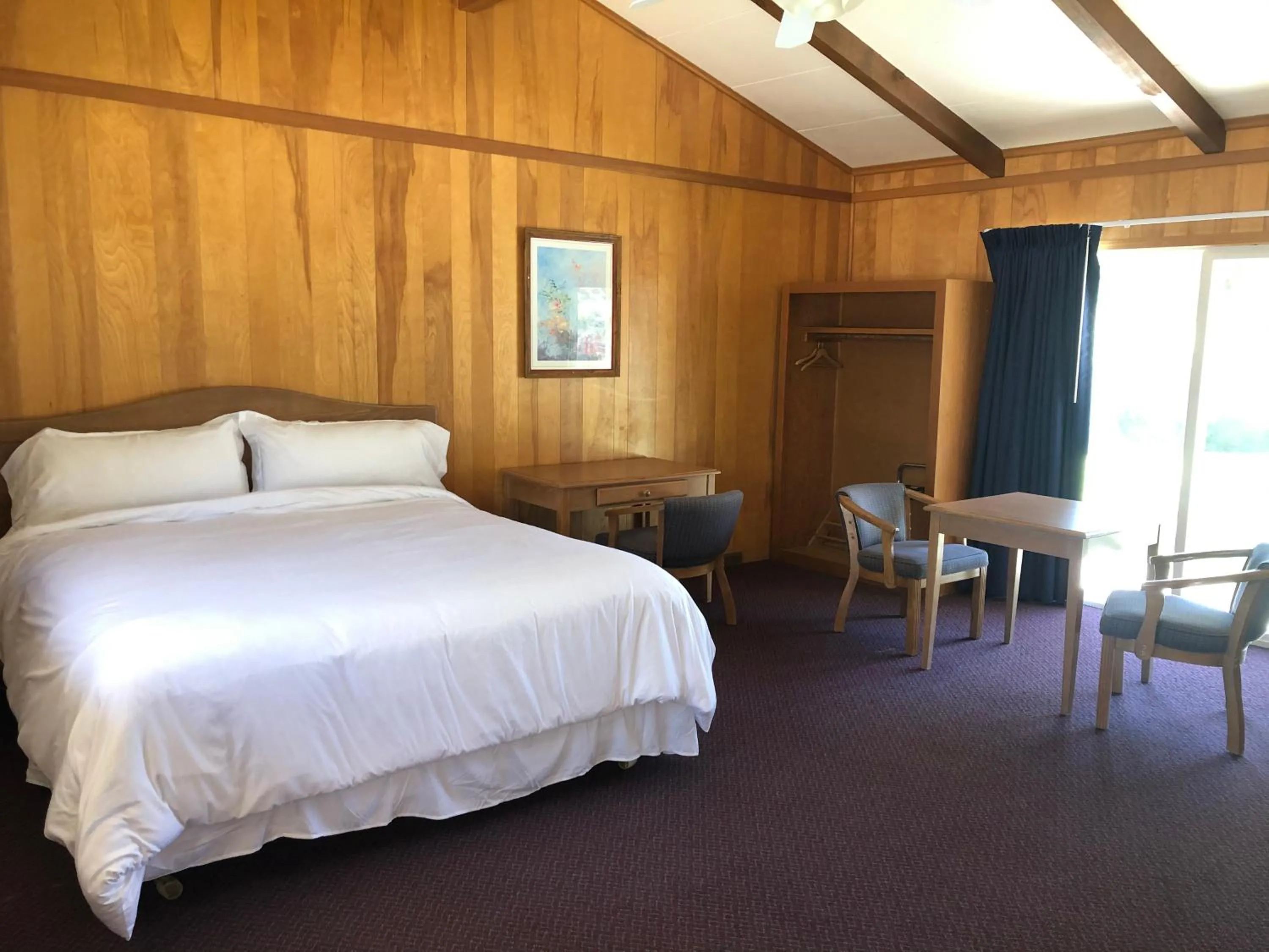 Bed in Meadowcliff Lodge Coleville