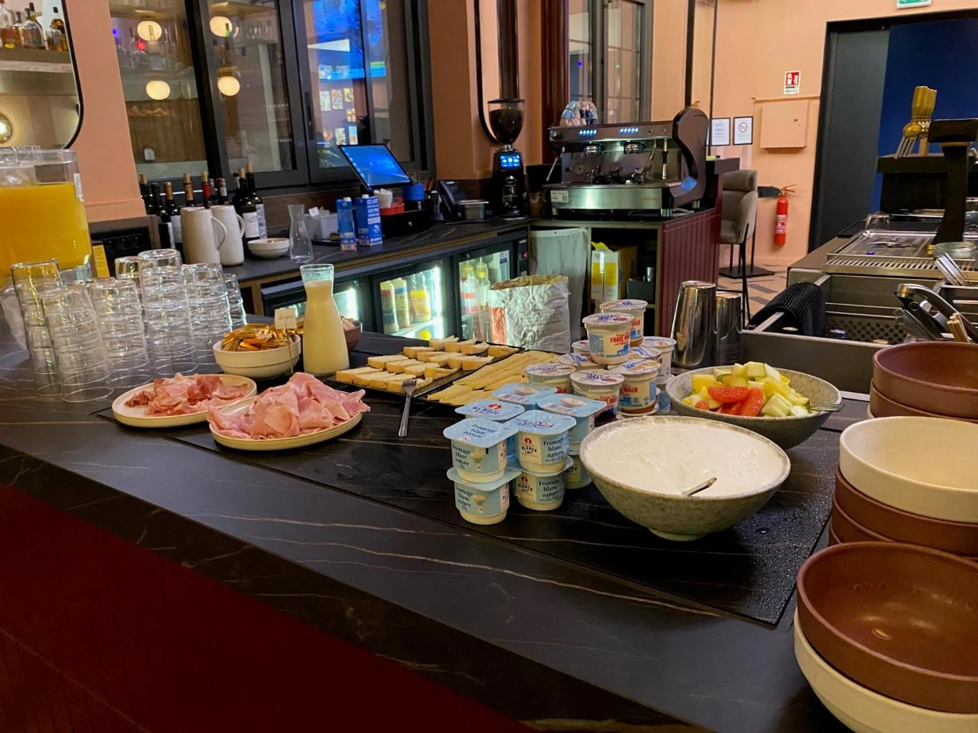 Restaurant/places to eat in ClapClap Hôtel, Food & Bar