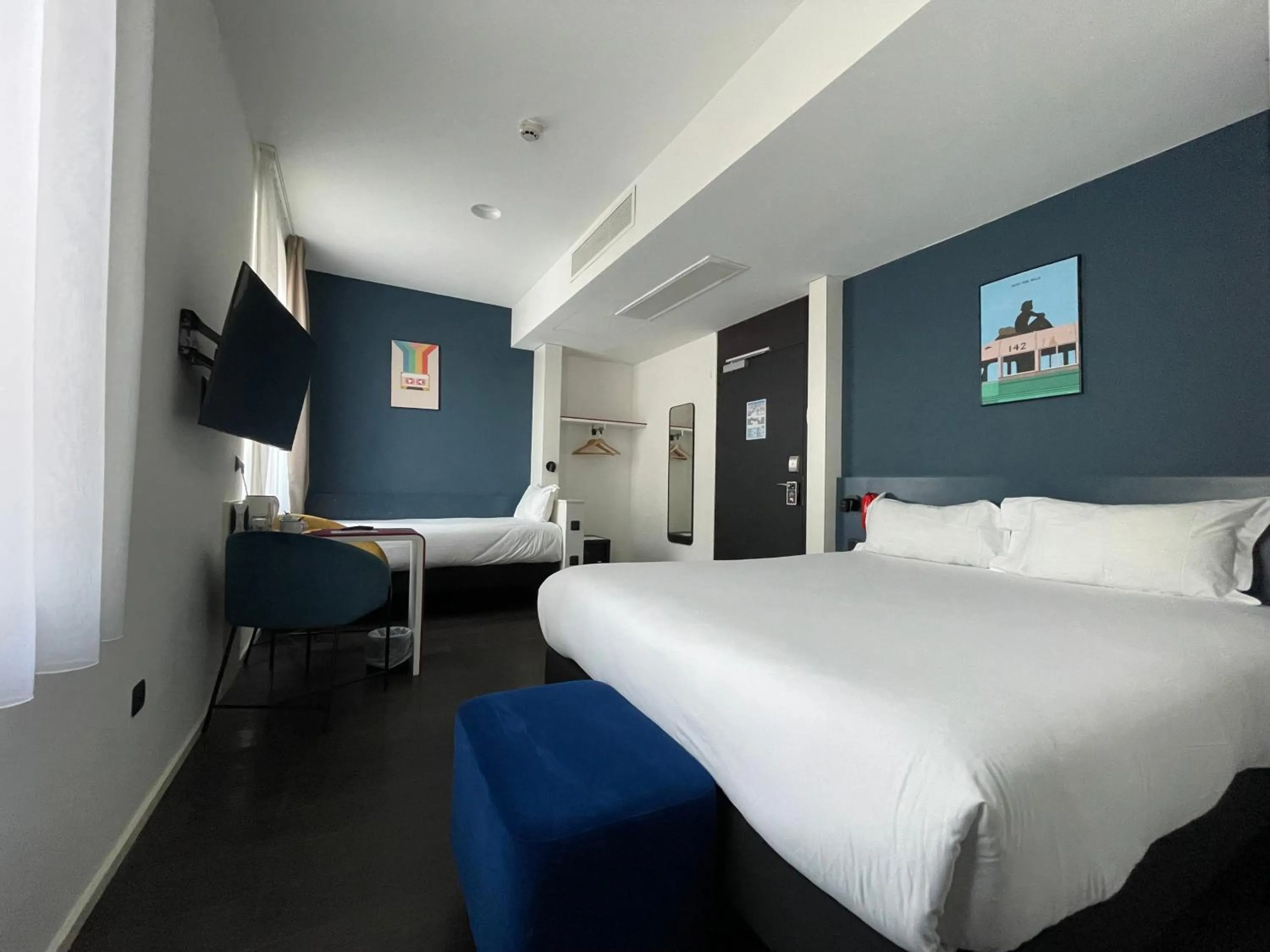 Bedroom, Bed in ClapClap Hôtel, Food & Bar