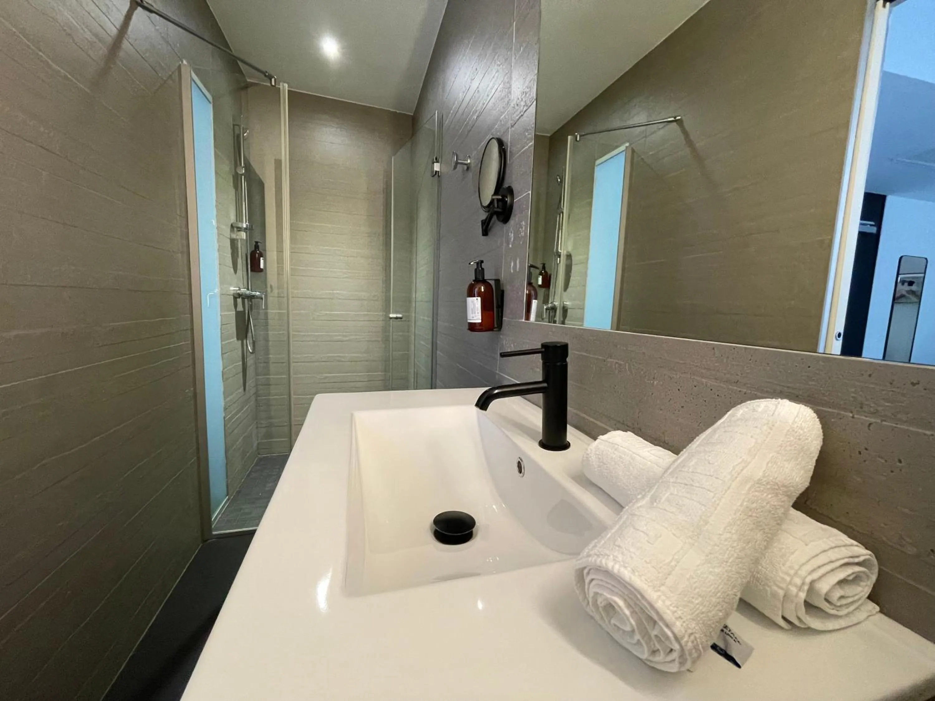 Bathroom in ClapClap Hôtel, Food & Bar