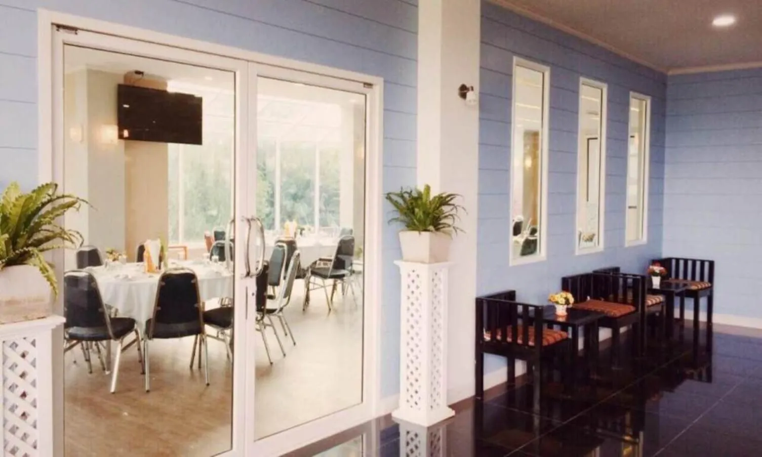 Restaurant/places to eat in Like Residence