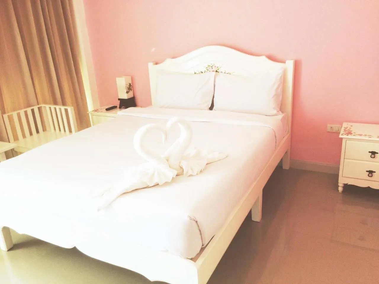 Photo of the whole room, Bed in Like Residence