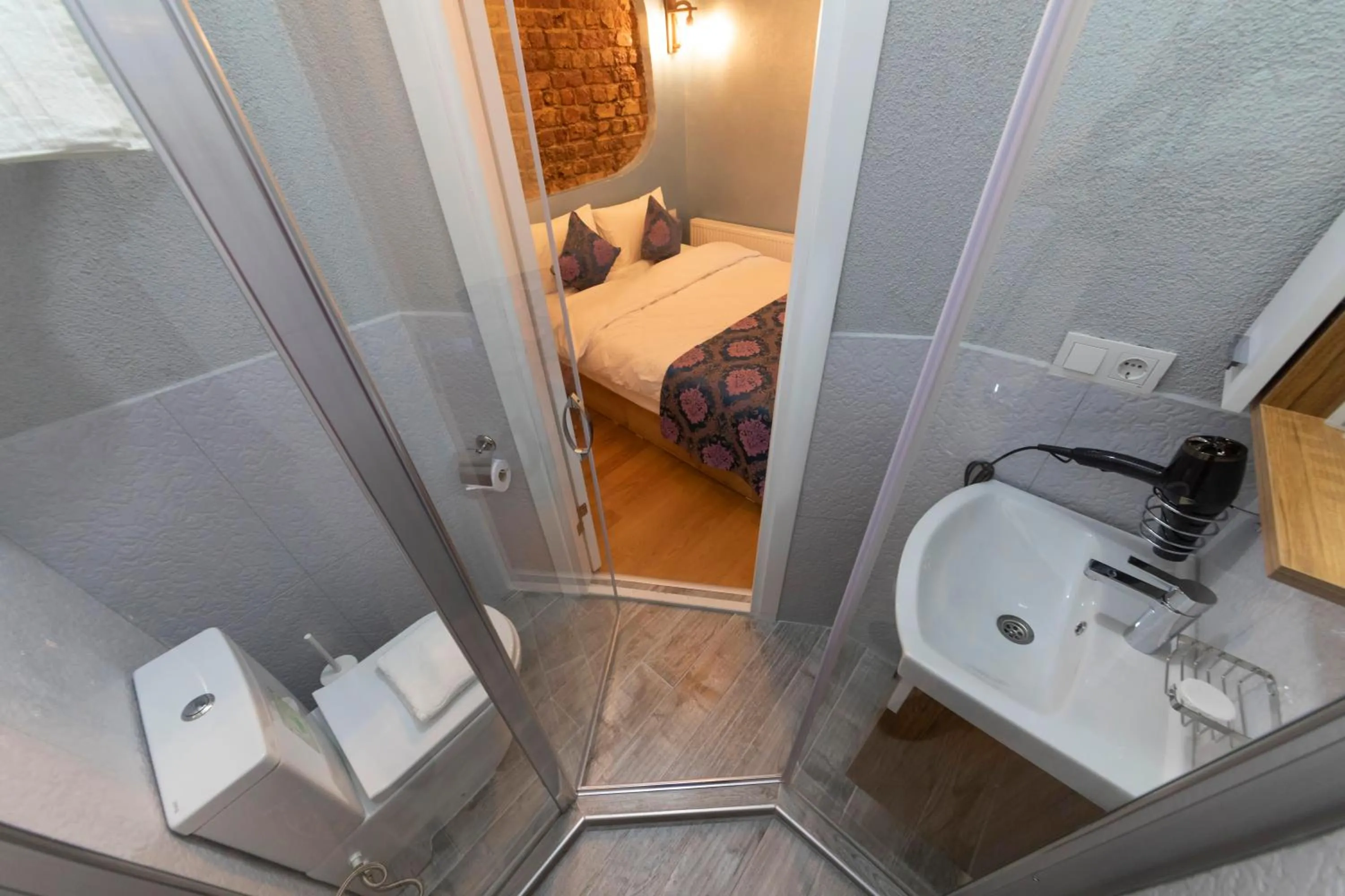 Shower, Bed in ROYAL TAKSIM SUITES