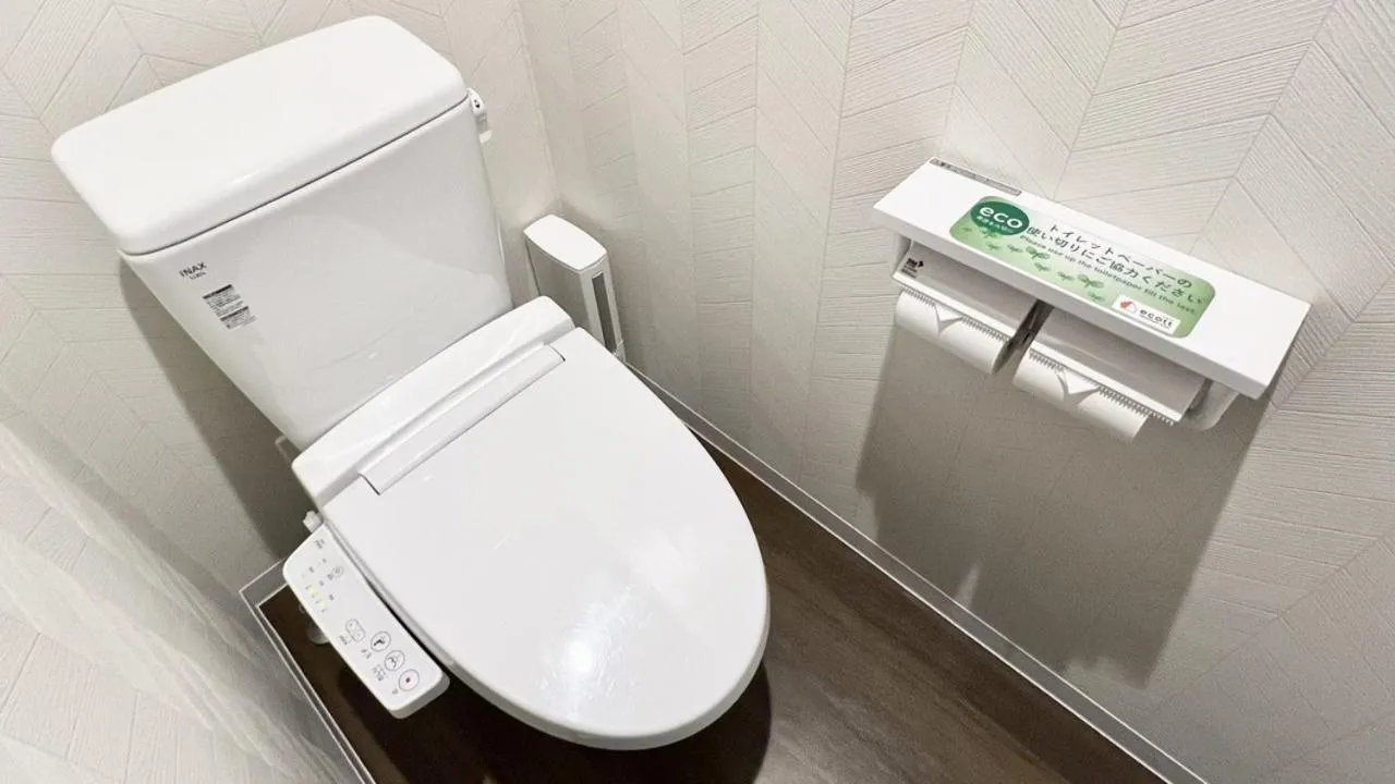 Toilet in Apartment Hotel Ecott