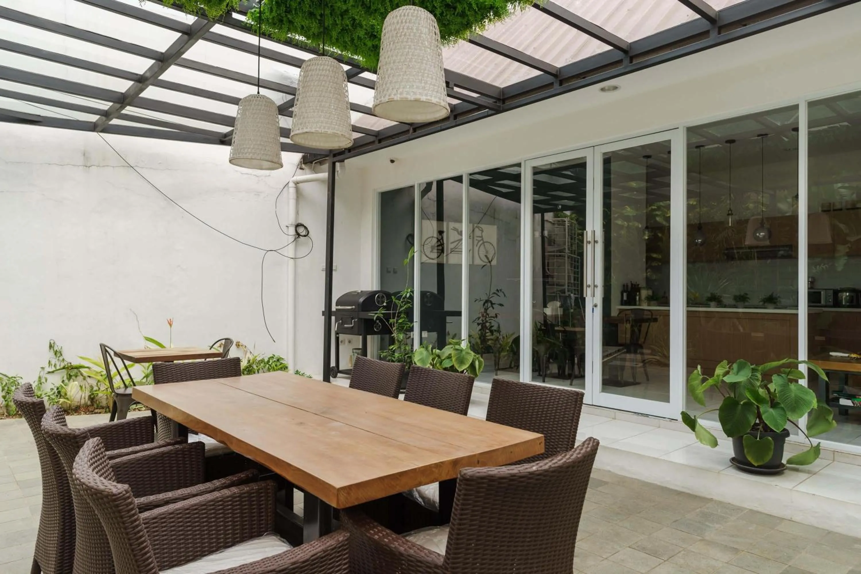 Seating area in RedDoorz Plus near Exit Toll Puncak 2