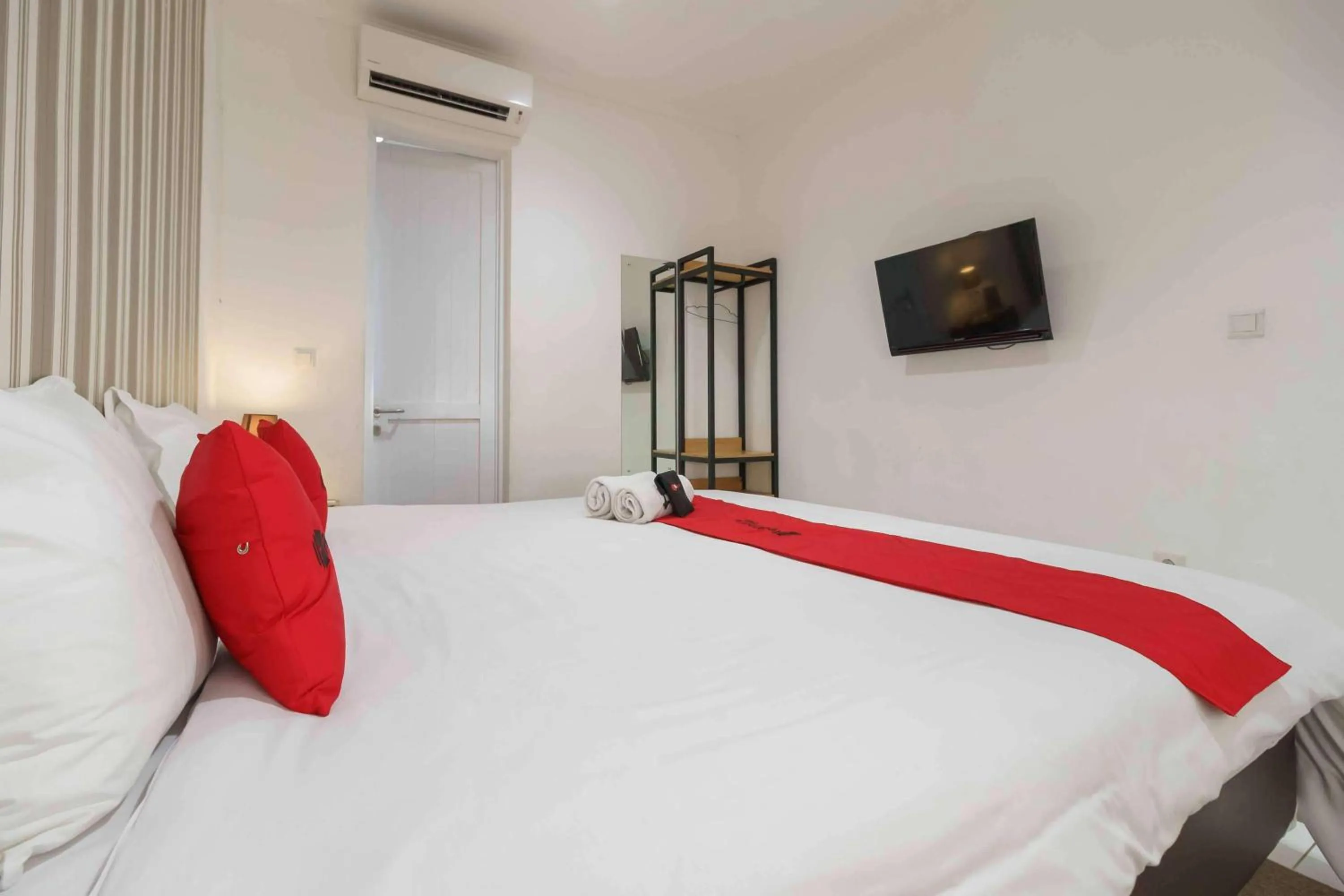 Bedroom, Bed in RedDoorz Plus near Exit Toll Puncak 2