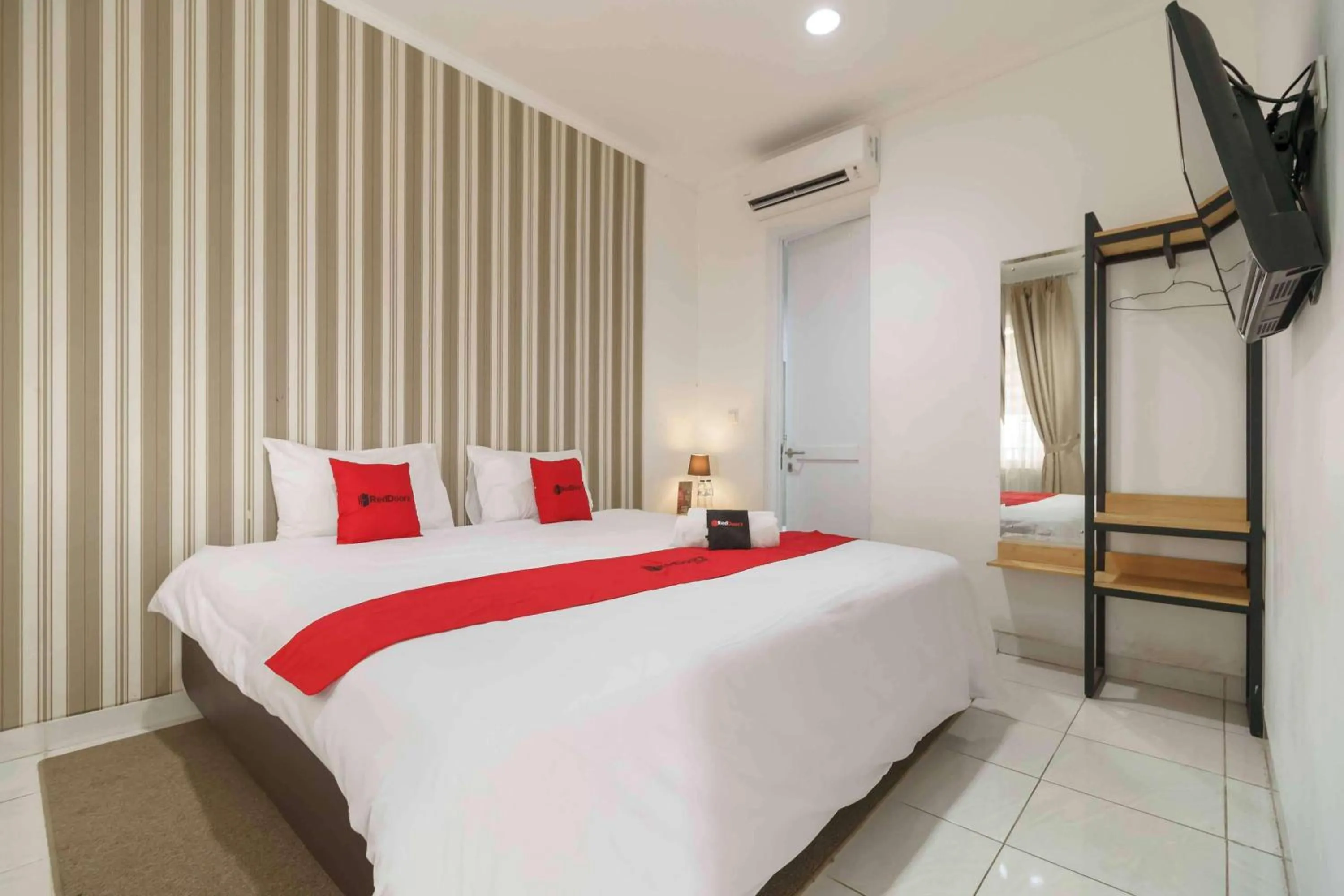 Bedroom, Bed in RedDoorz Plus near Exit Toll Puncak 2