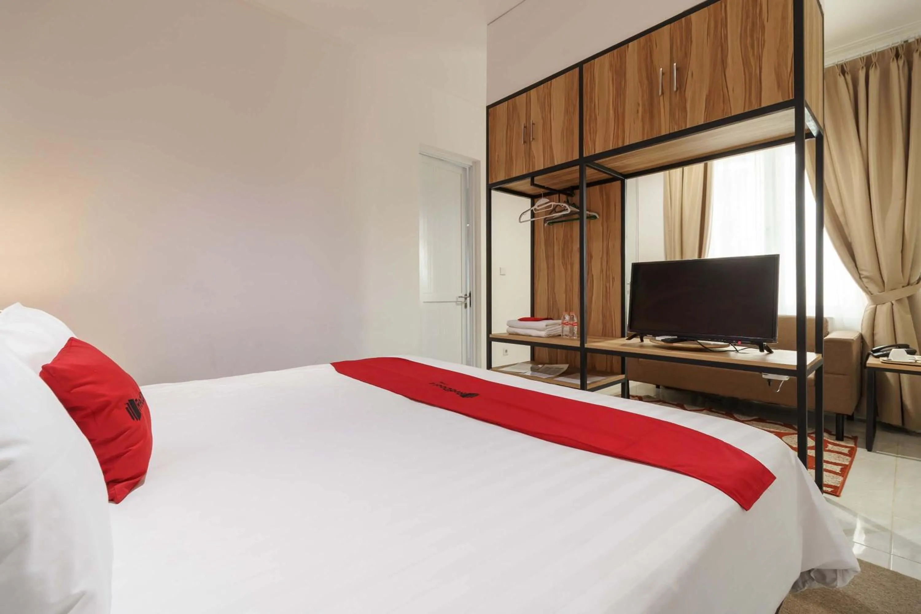 Bedroom, Bed in RedDoorz Plus near Exit Toll Puncak 2