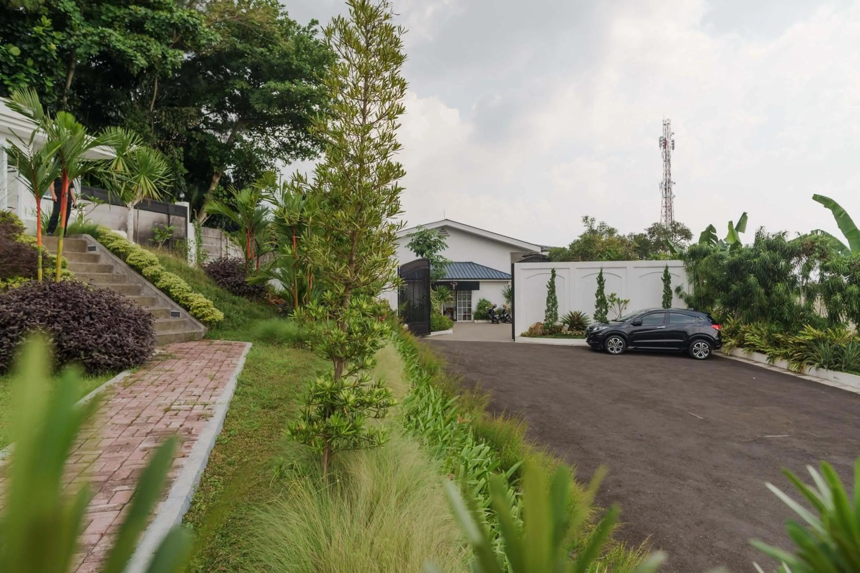 Property building in RedDoorz Plus near Exit Toll Puncak 2