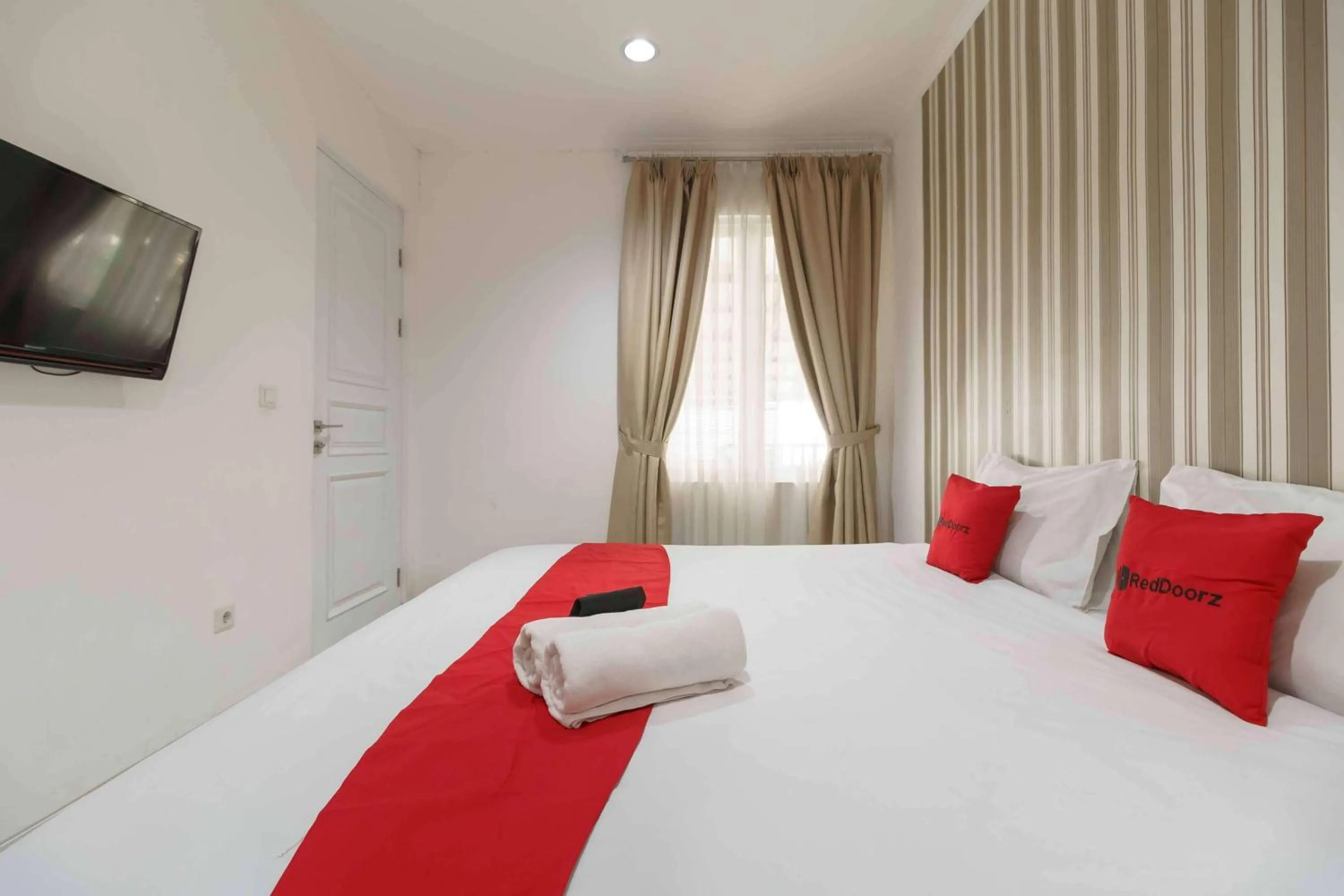 Bedroom, Bed in RedDoorz Plus near Exit Toll Puncak 2