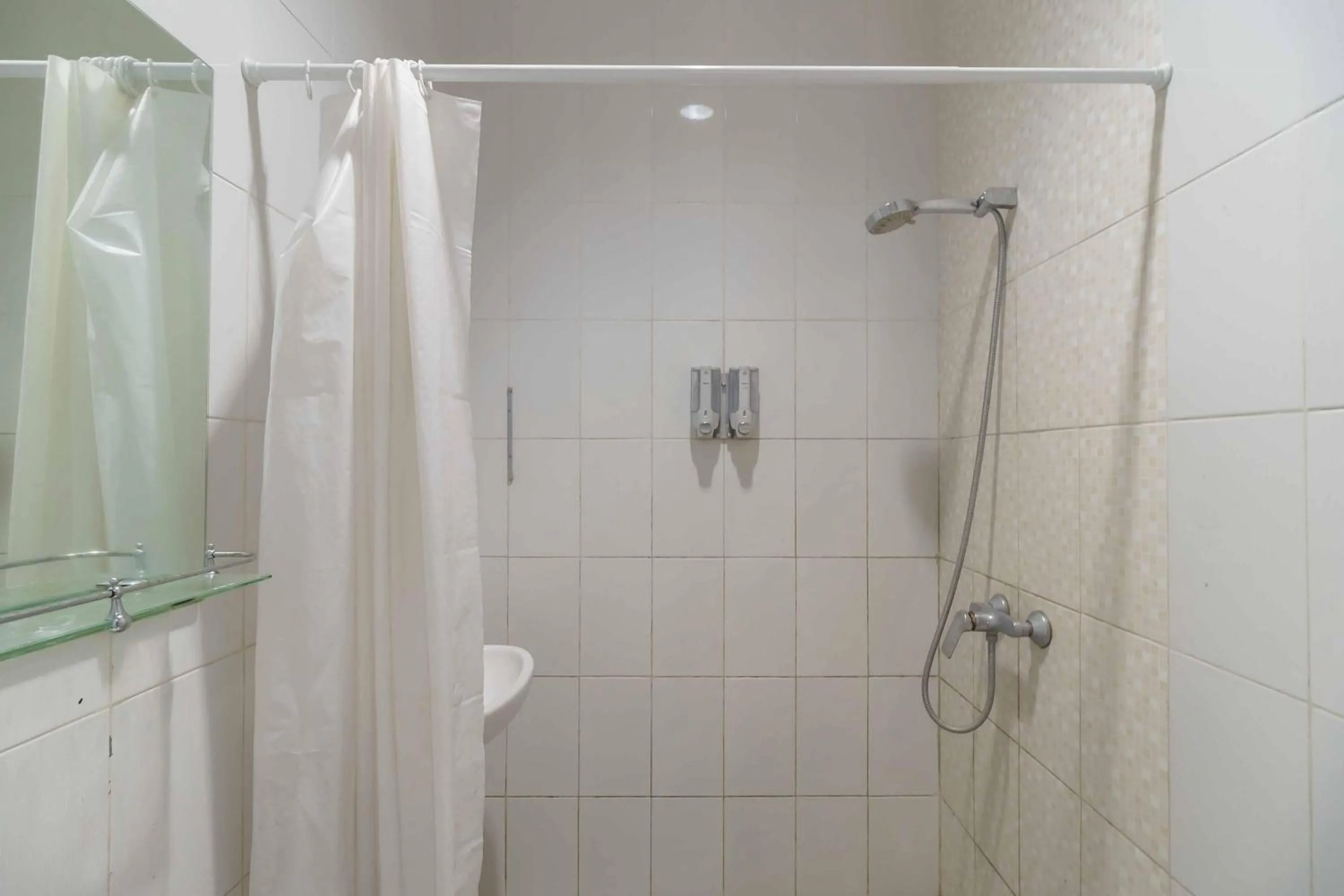 Bathroom in RedDoorz Plus near Exit Toll Puncak 2