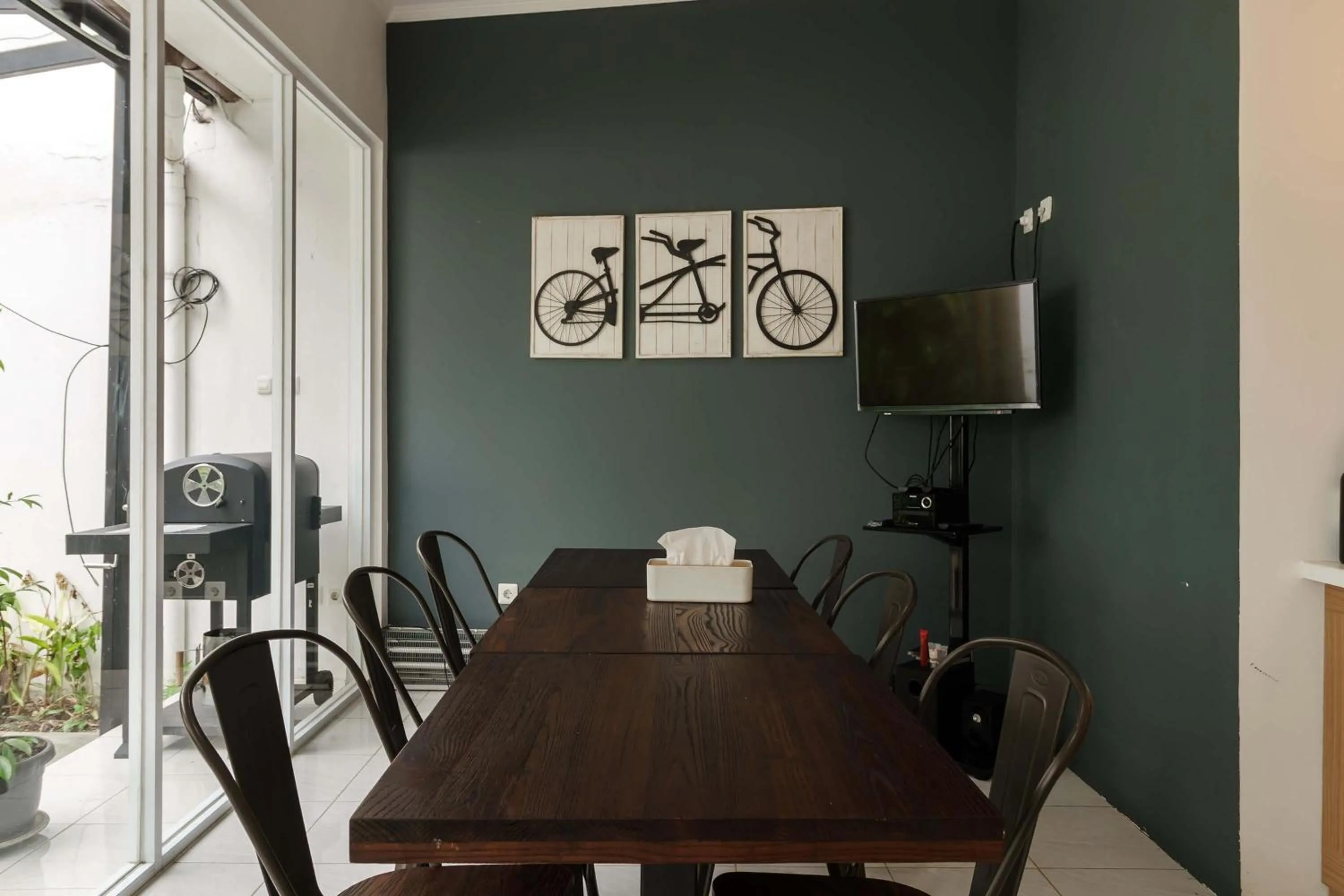 Seating area in RedDoorz Plus near Exit Toll Puncak 2