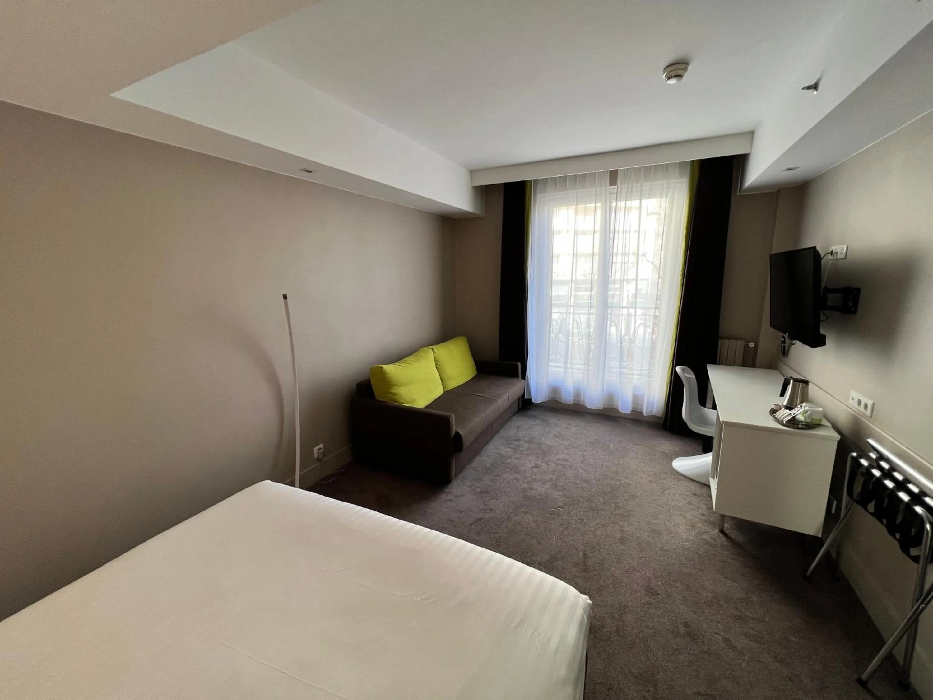 Photo of the whole room, Bed in Holiday Inn Paris-Auteuil by IHG