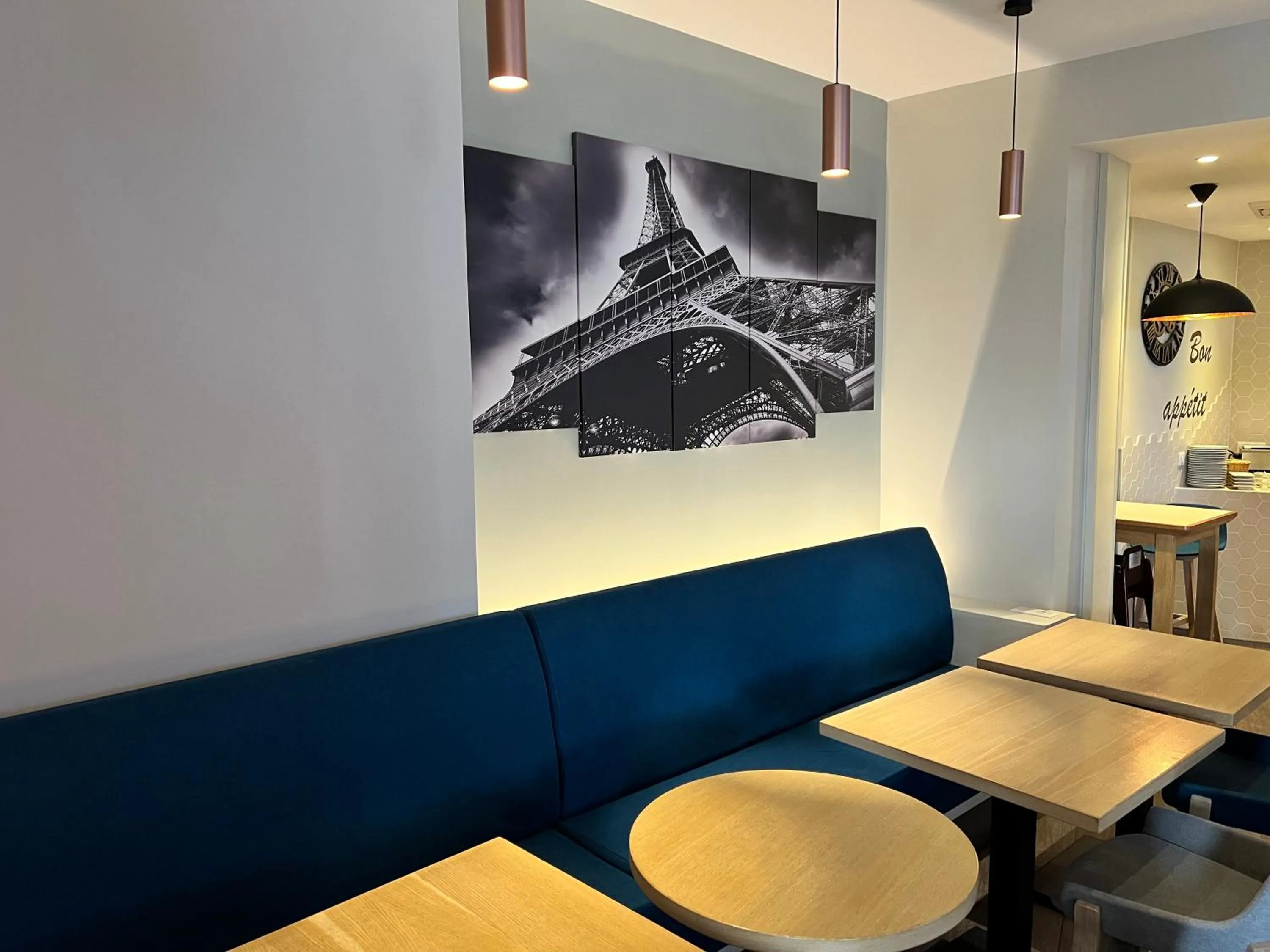 Seating area in Holiday Inn Paris-Auteuil by IHG