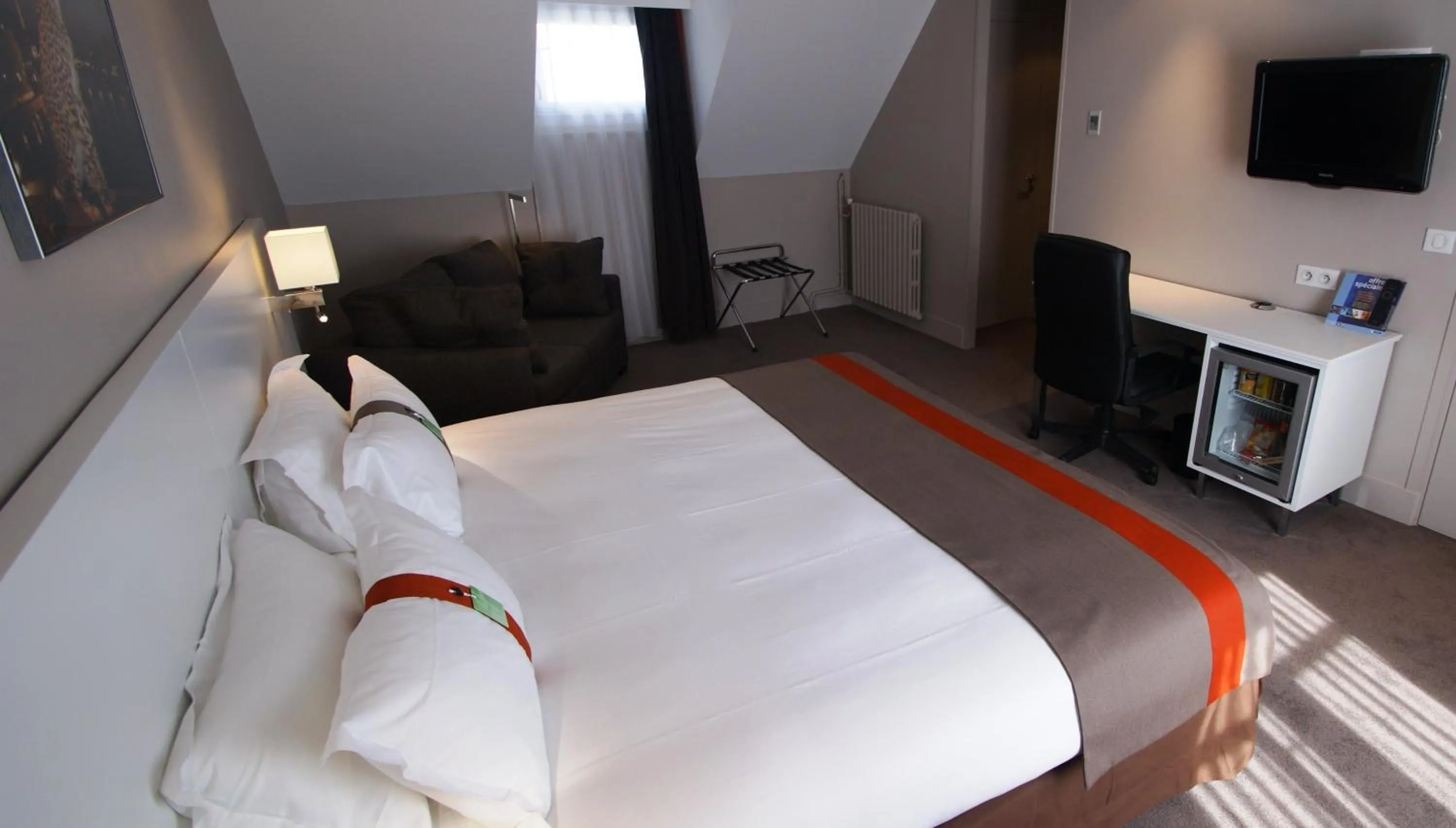 Photo of the whole room, Bed in Holiday Inn Paris-Auteuil by IHG