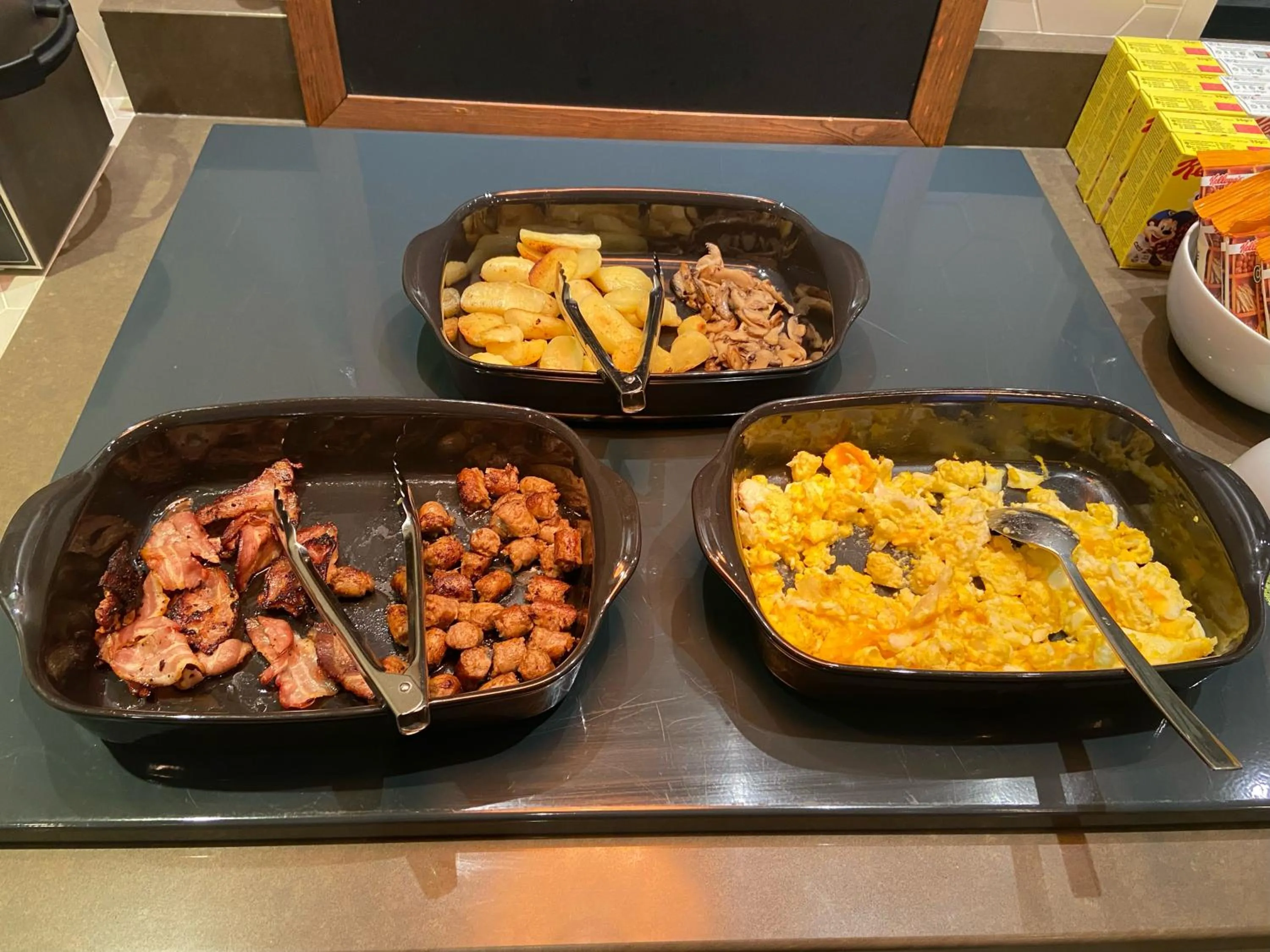 Food and drinks in Holiday Inn Paris-Auteuil by IHG