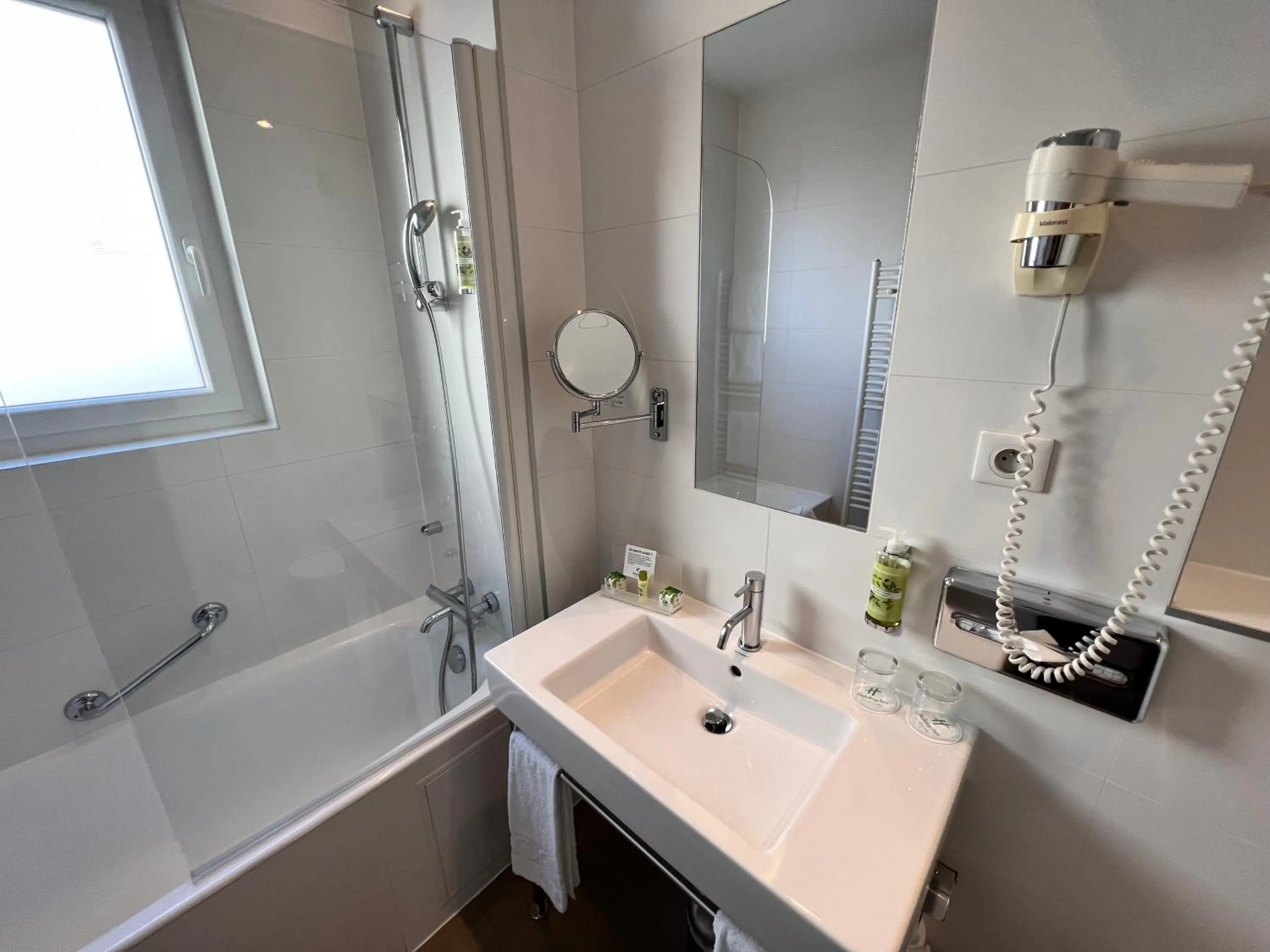 Bathroom in Holiday Inn Paris-Auteuil by IHG