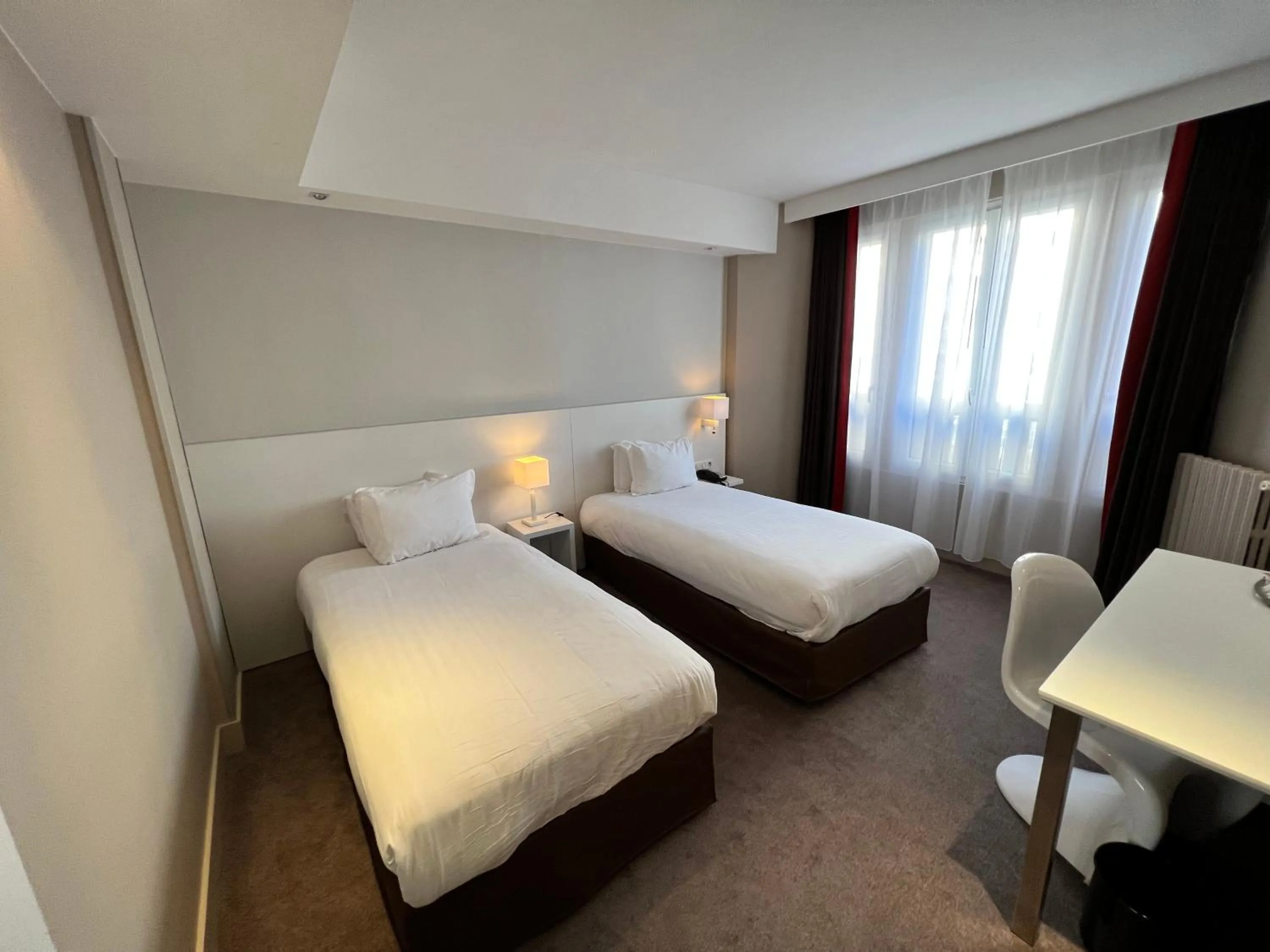 Photo of the whole room, Bed in Holiday Inn Paris-Auteuil by IHG
