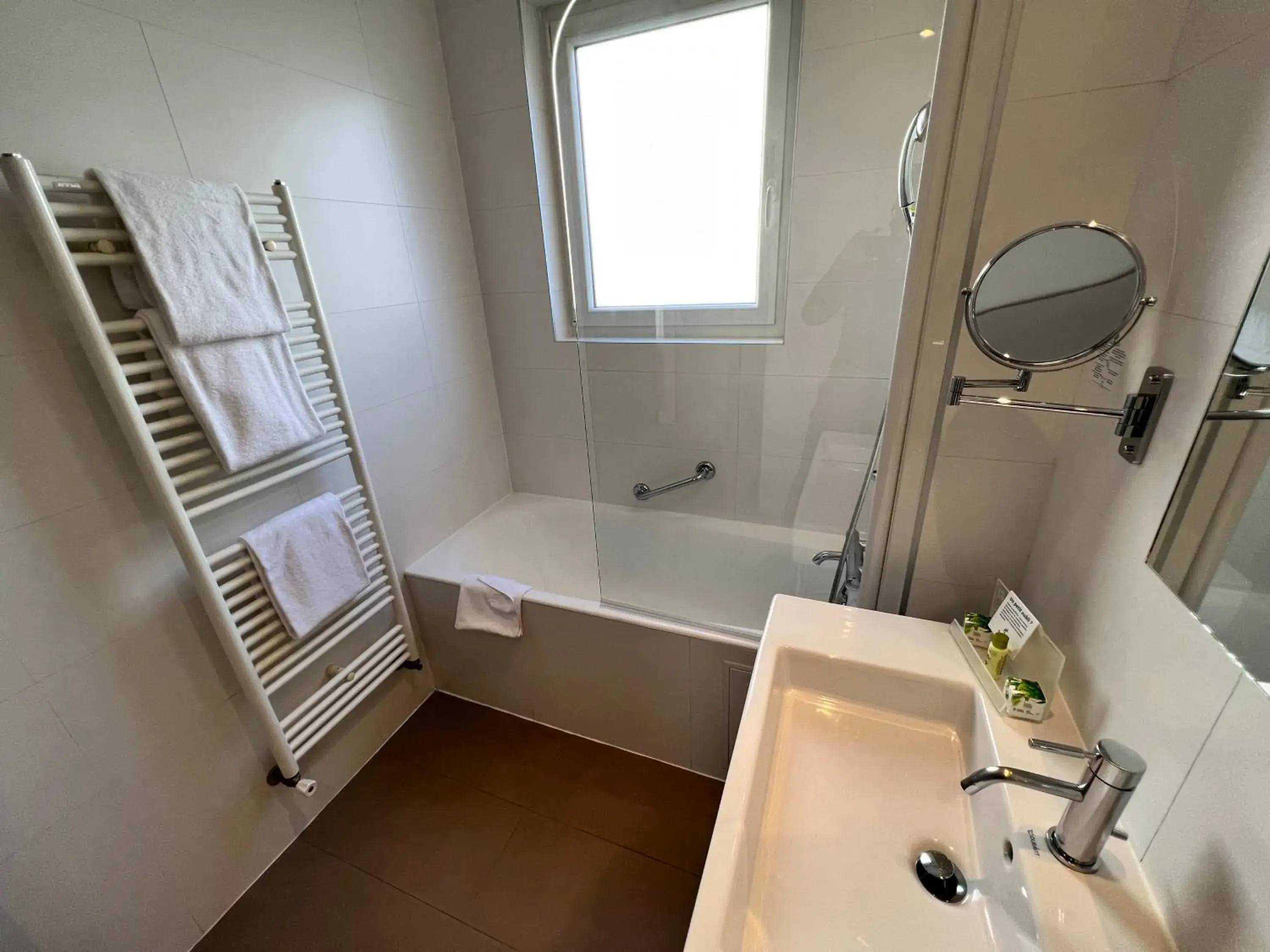 Standard Double Room with Single Sofa Bed in Holiday Inn Paris-Auteuil by IHG Standard Double Room with Single Sofa Bed in Holiday Inn Paris-Auteuil by IHG