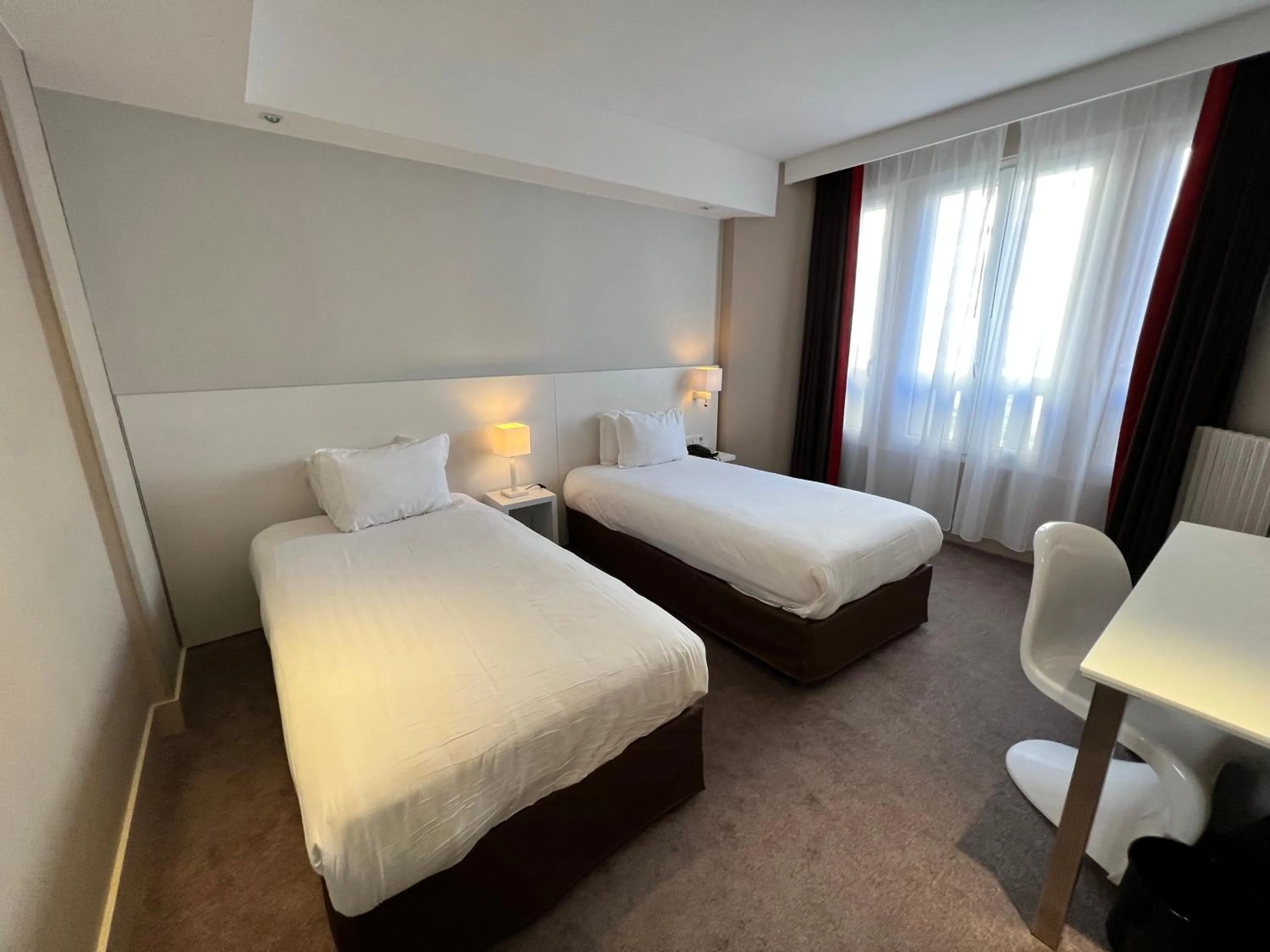 Photo of the whole room, Bed in Holiday Inn Paris-Auteuil by IHG