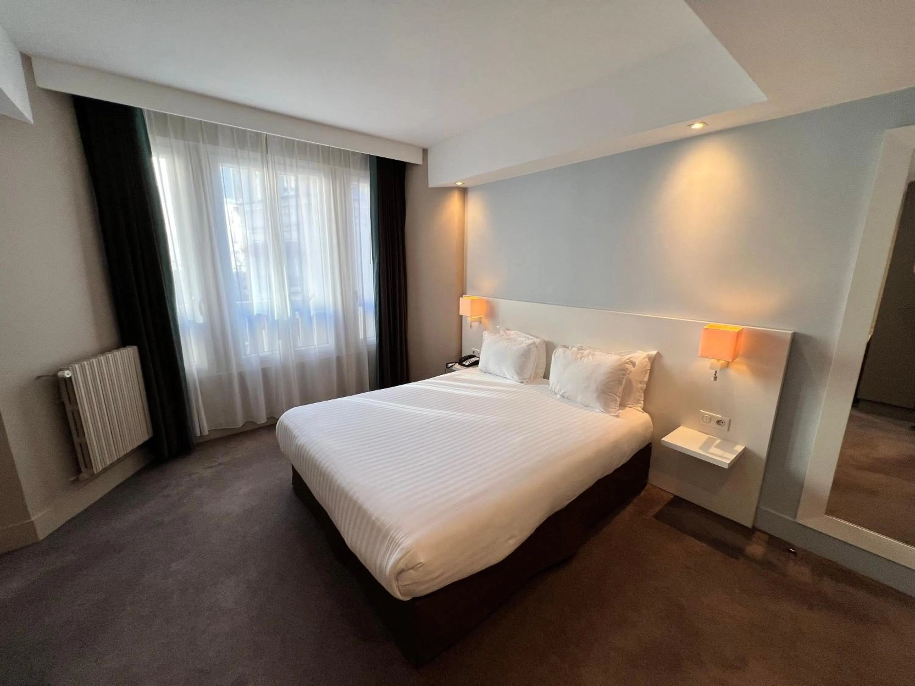 Photo of the whole room, Bed in Holiday Inn Paris-Auteuil by IHG