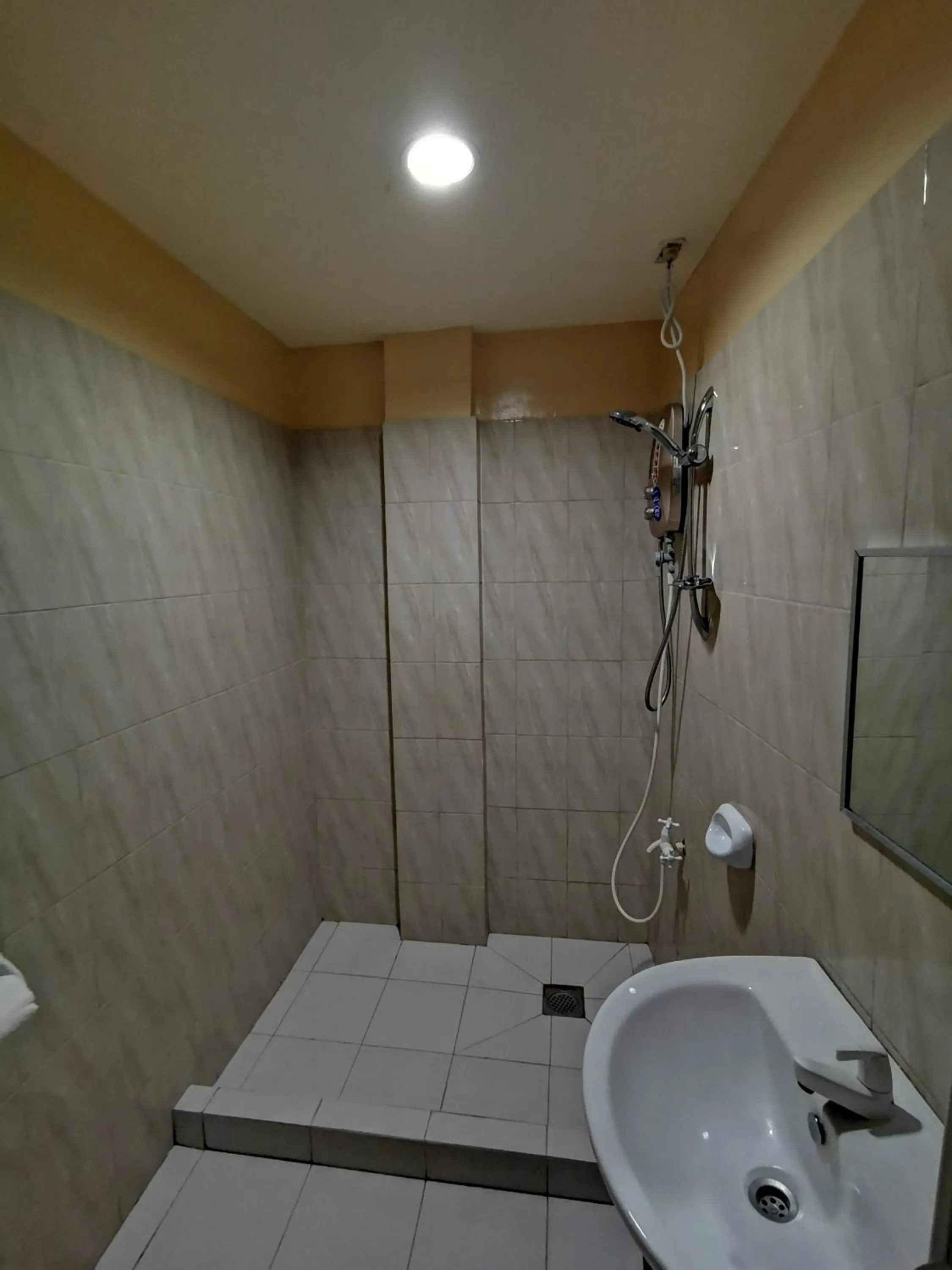 Shower in Ging-Ging Tourist Inn