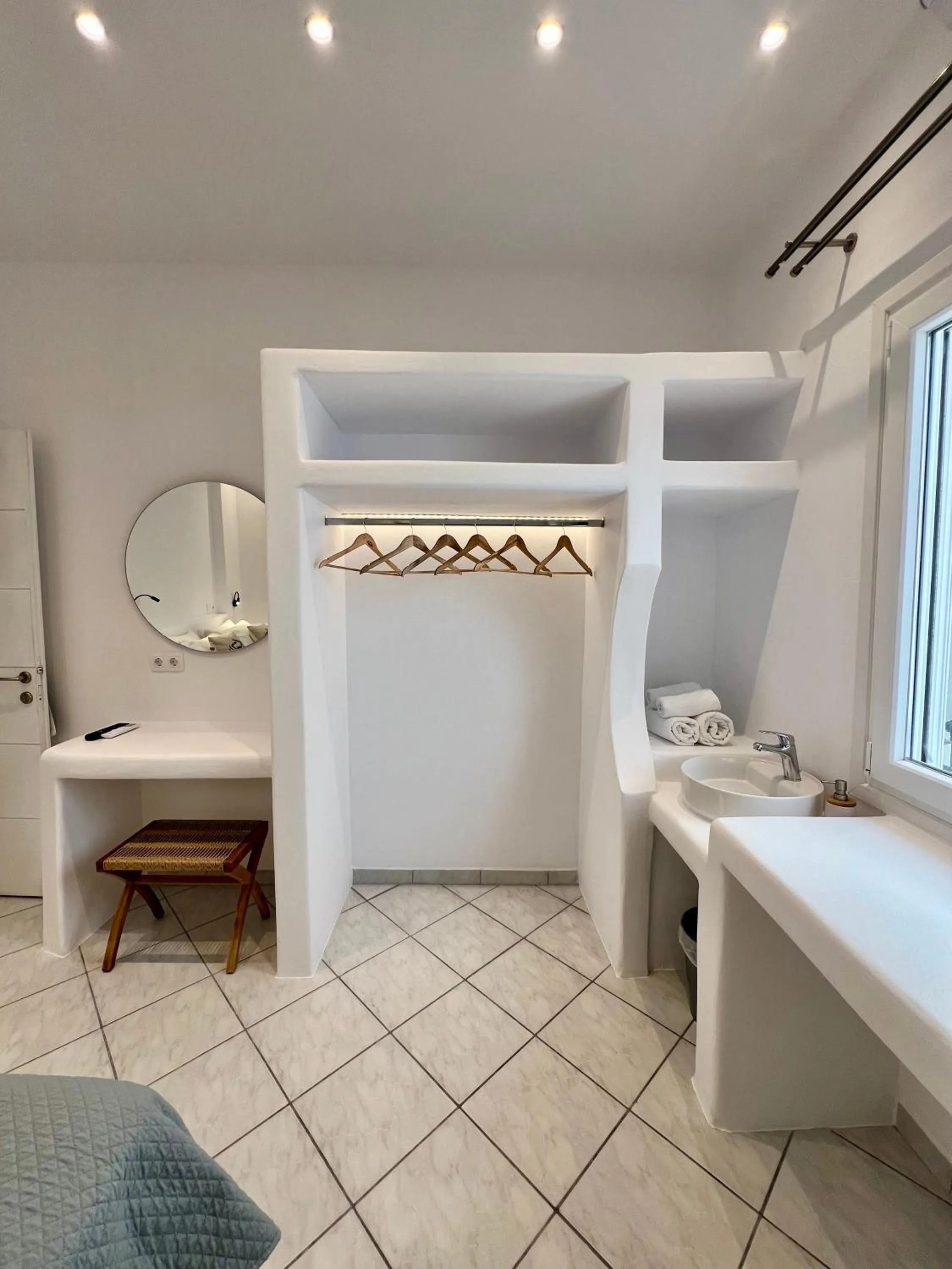 Photo of the whole room in Acropolis