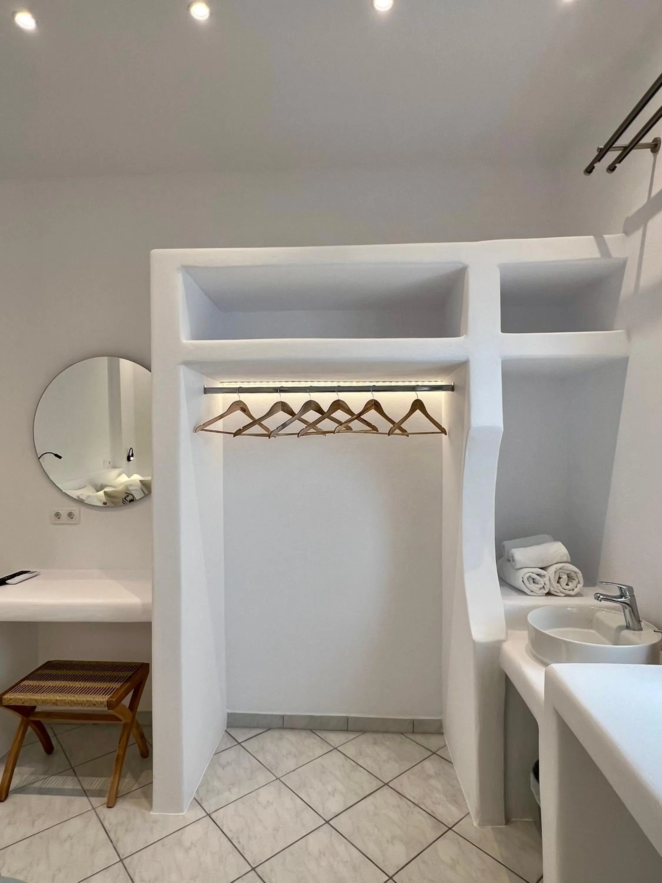 Photo of the whole room in Acropolis