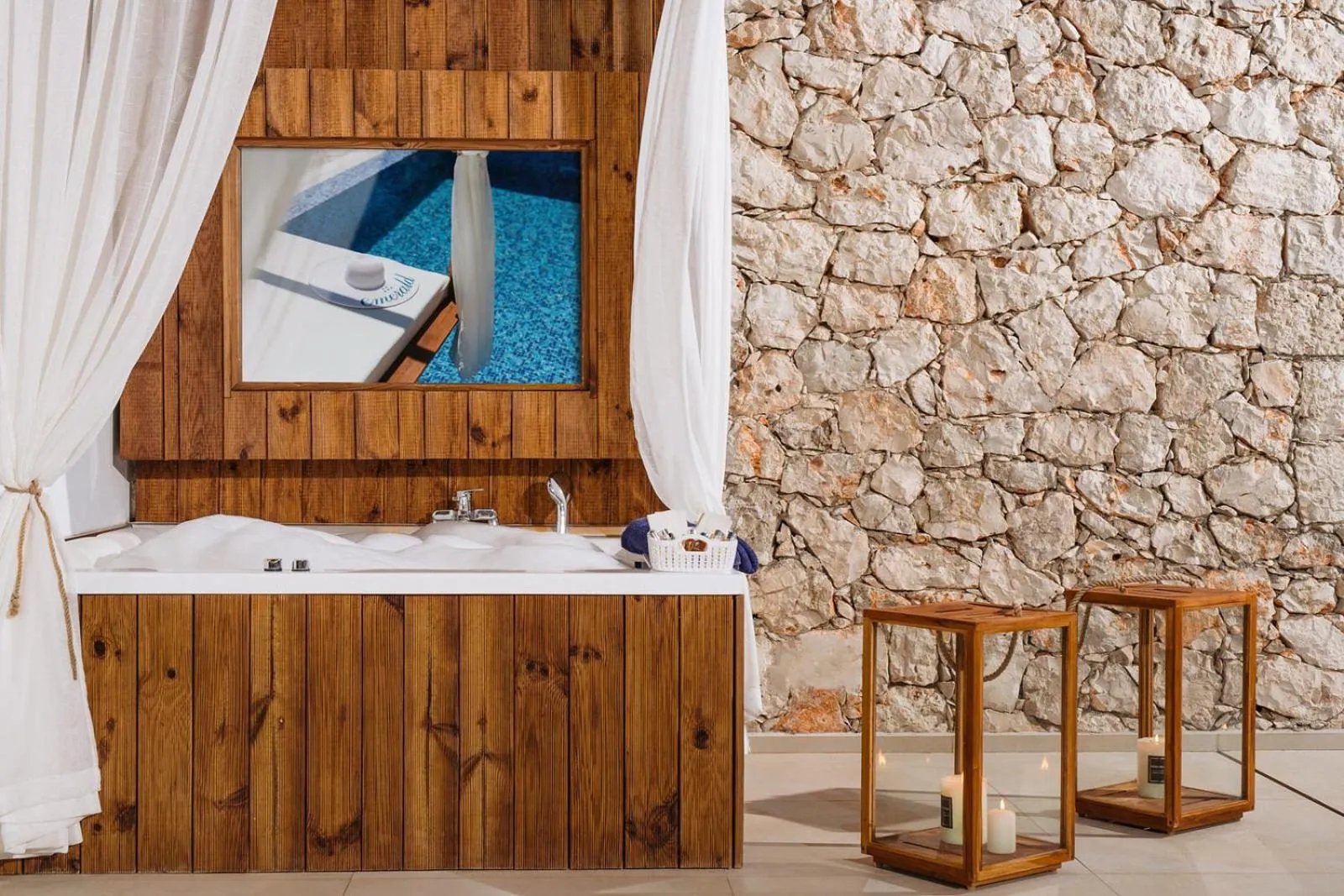 Swimming pool in Emerald Villas & Suites - The Finest Hotels Of The World