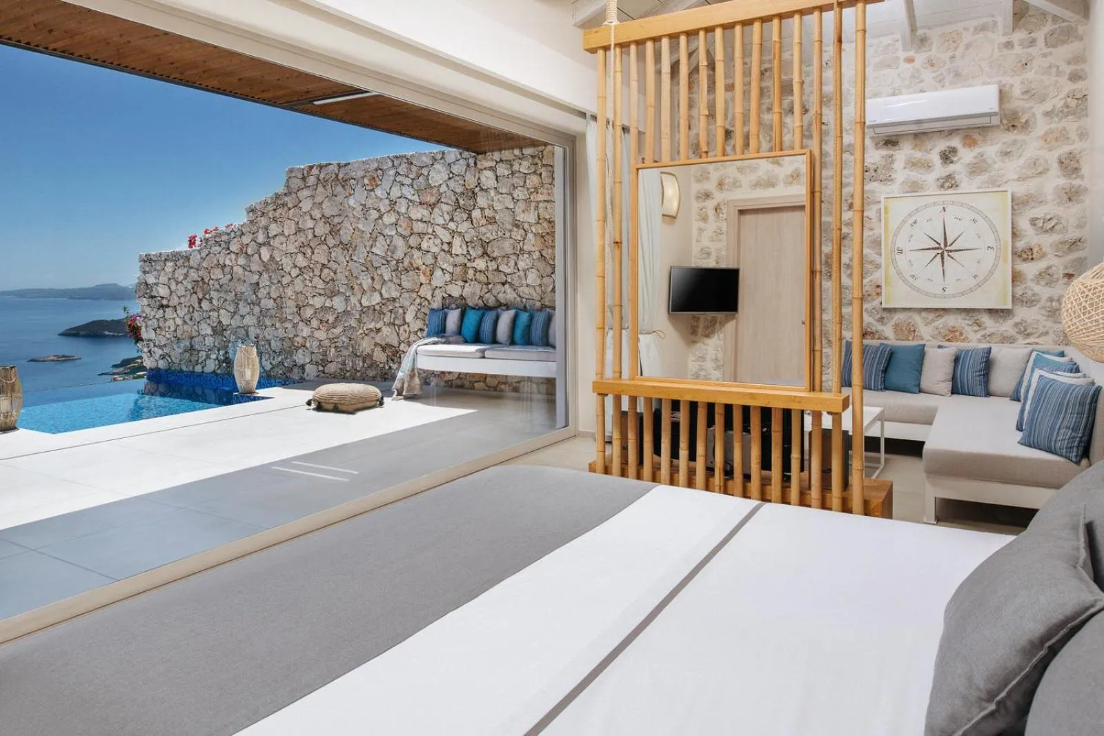 Swimming pool, Bed in Emerald Villas & Suites - The Finest Hotels Of The World