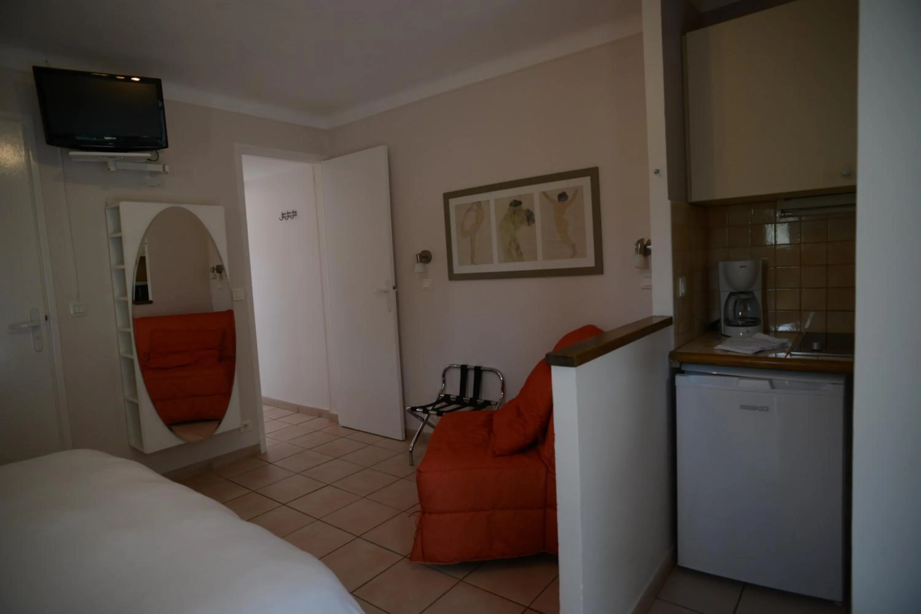 Kitchen or kitchenette, Bed in Athéna MOTEL