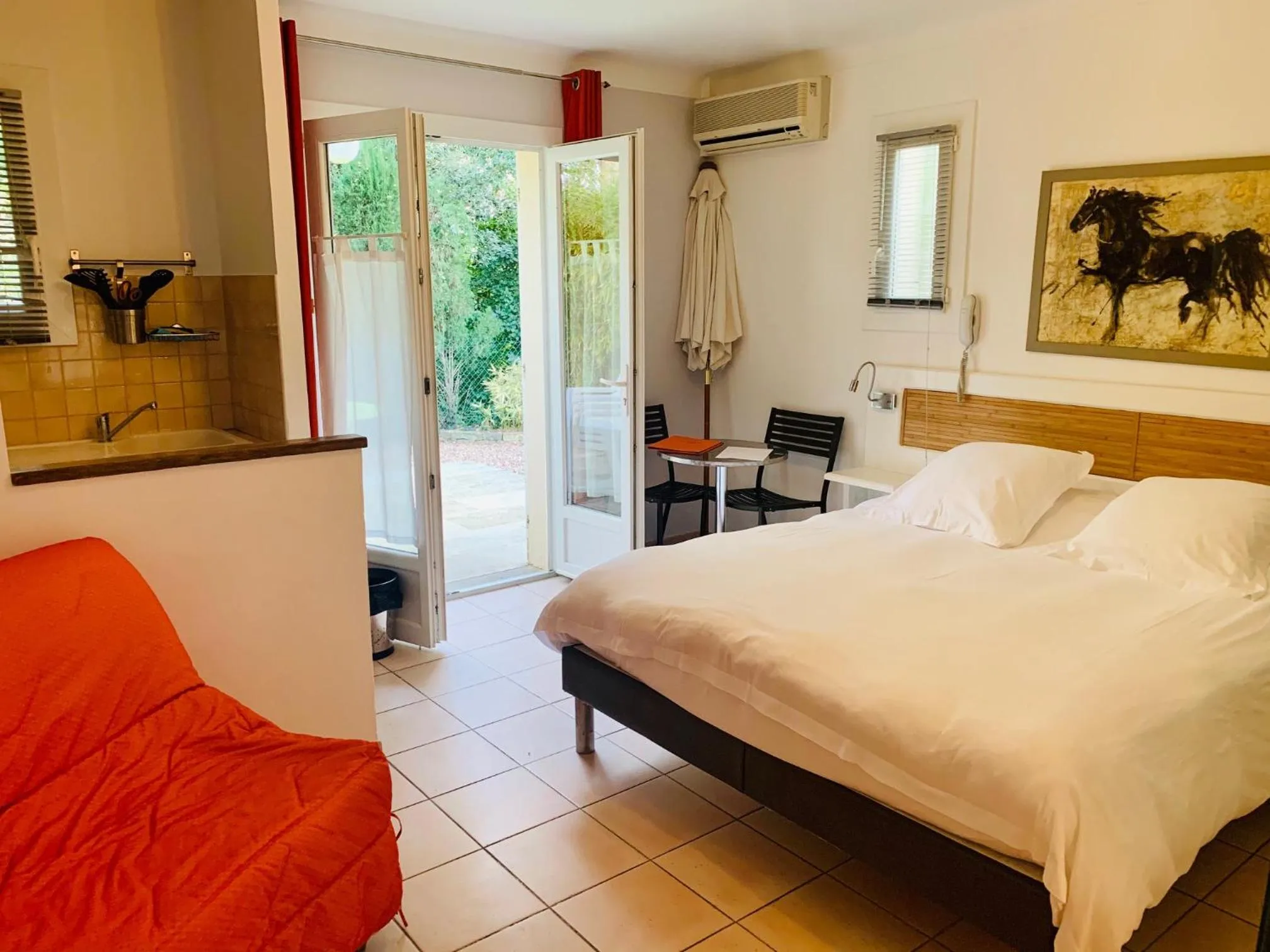 Photo of the whole room, Bed in Athéna MOTEL