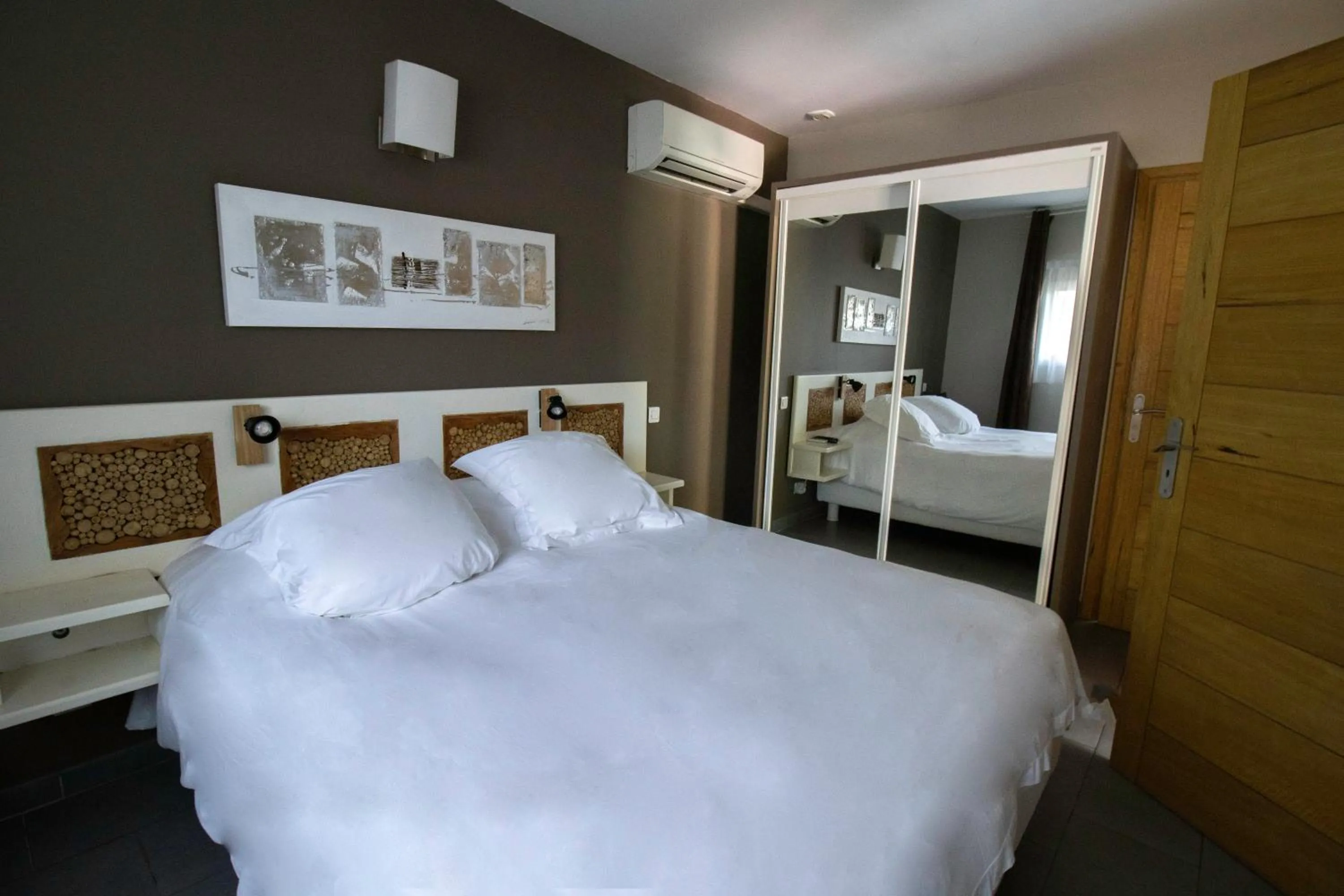 Photo of the whole room, Bed in Athéna MOTEL