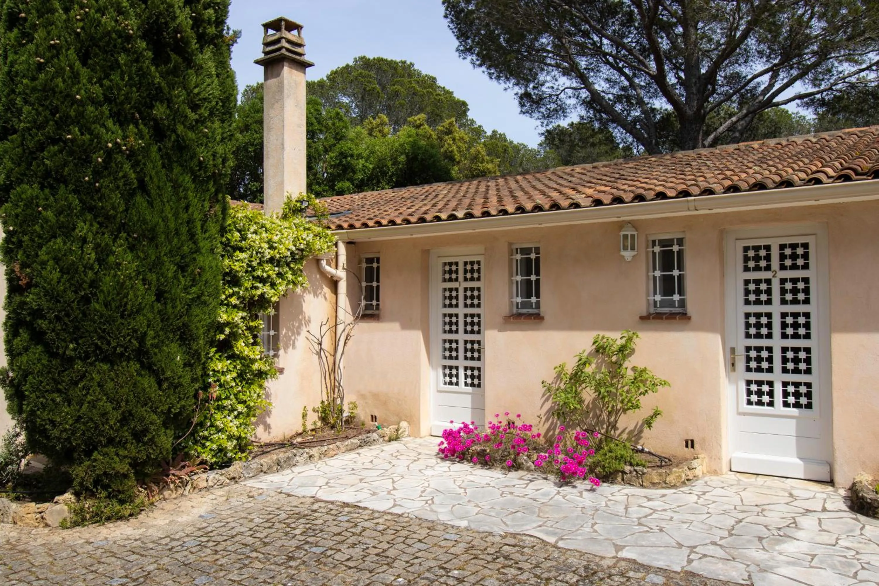 Facade/entrance in Athéna MOTEL