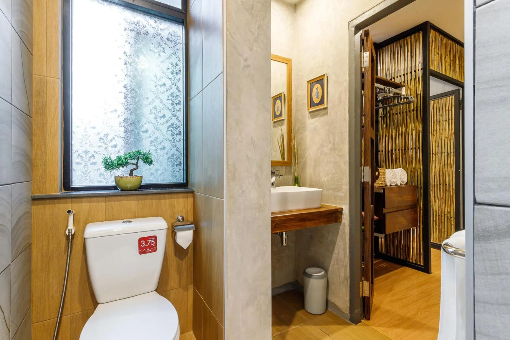 Toilet in Hostel One Art and Gallery