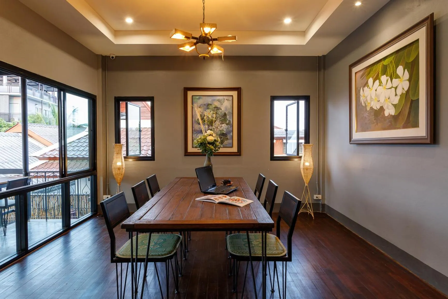 Communal lounge/ TV room in Hostel One Art and Gallery