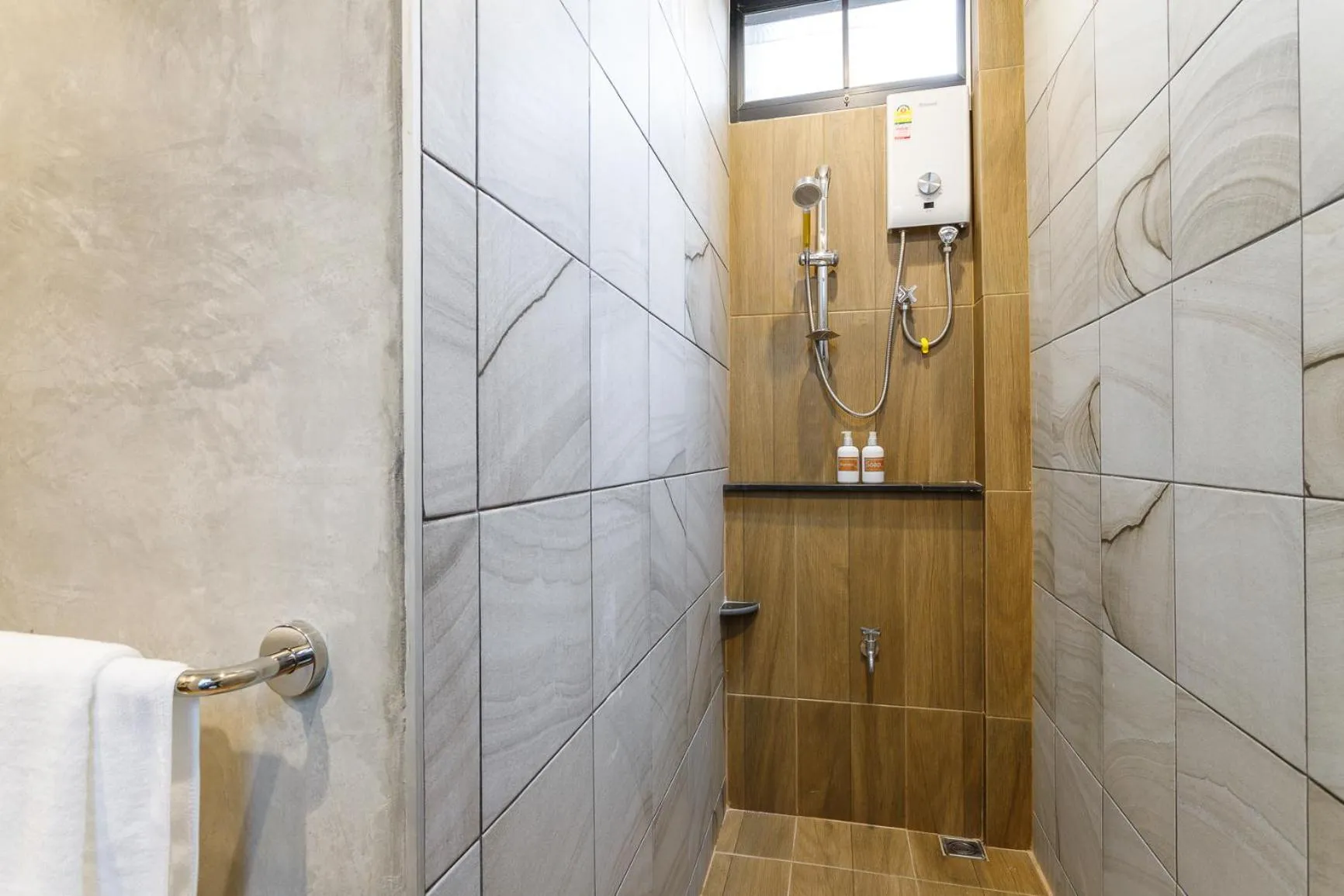 Shower in Hostel One Art and Gallery