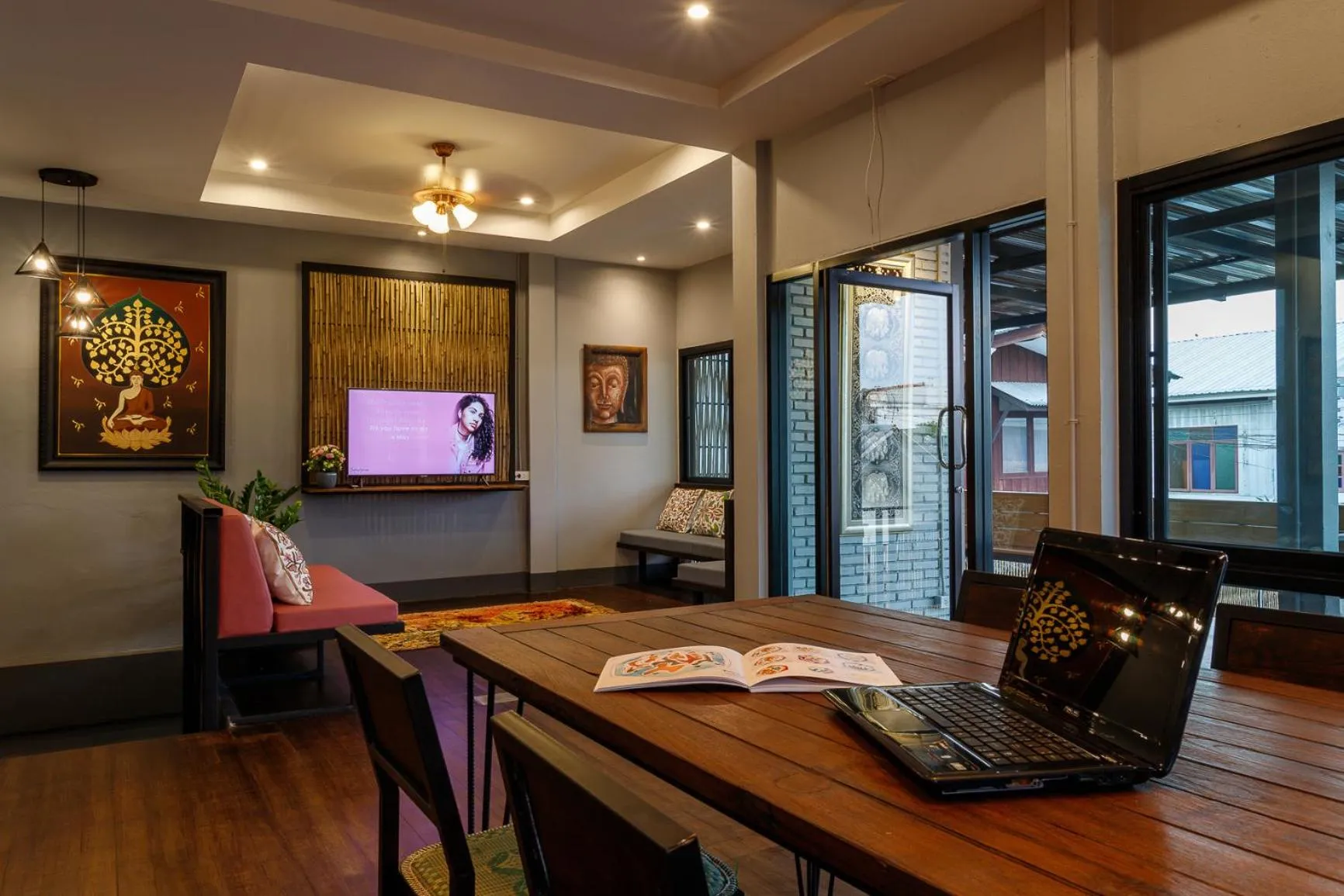 Communal lounge/ TV room in Hostel One Art and Gallery