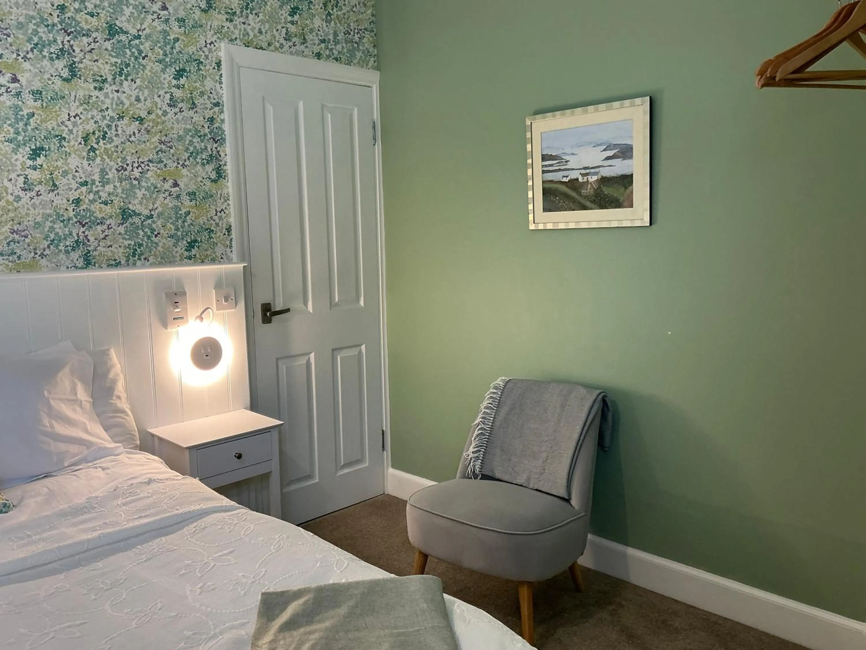 Seating area, Bed in Hillcrest Bed & Breakfast