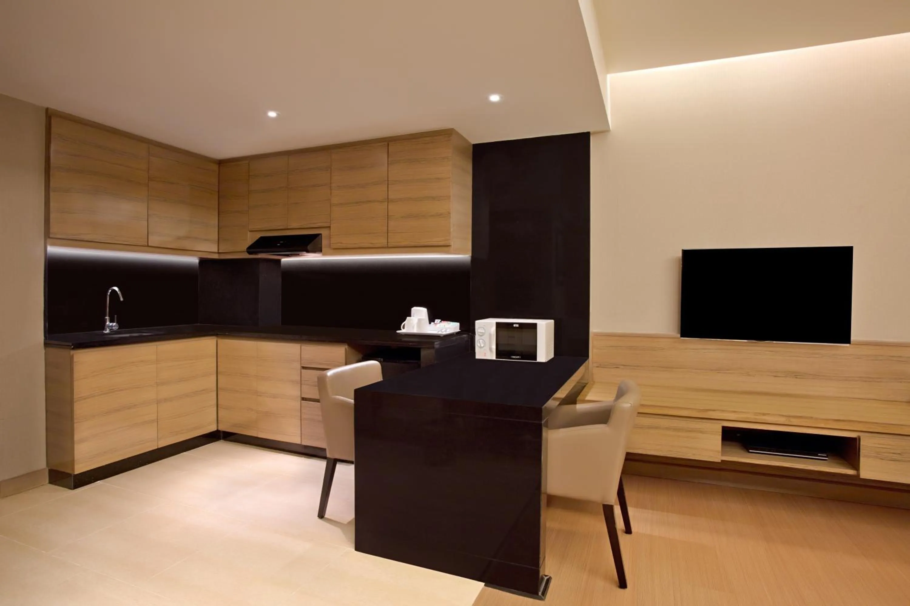 TV and multimedia in DoubleTree Suites by Hilton Bengaluru Outer Ring Road