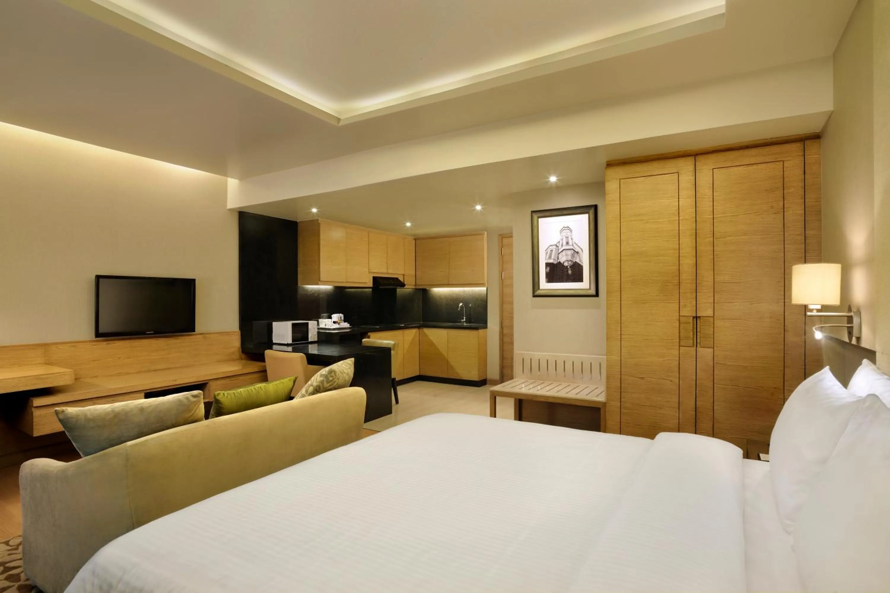 Restaurant/places to eat, Bed in DoubleTree Suites by Hilton Bengaluru Outer Ring Road