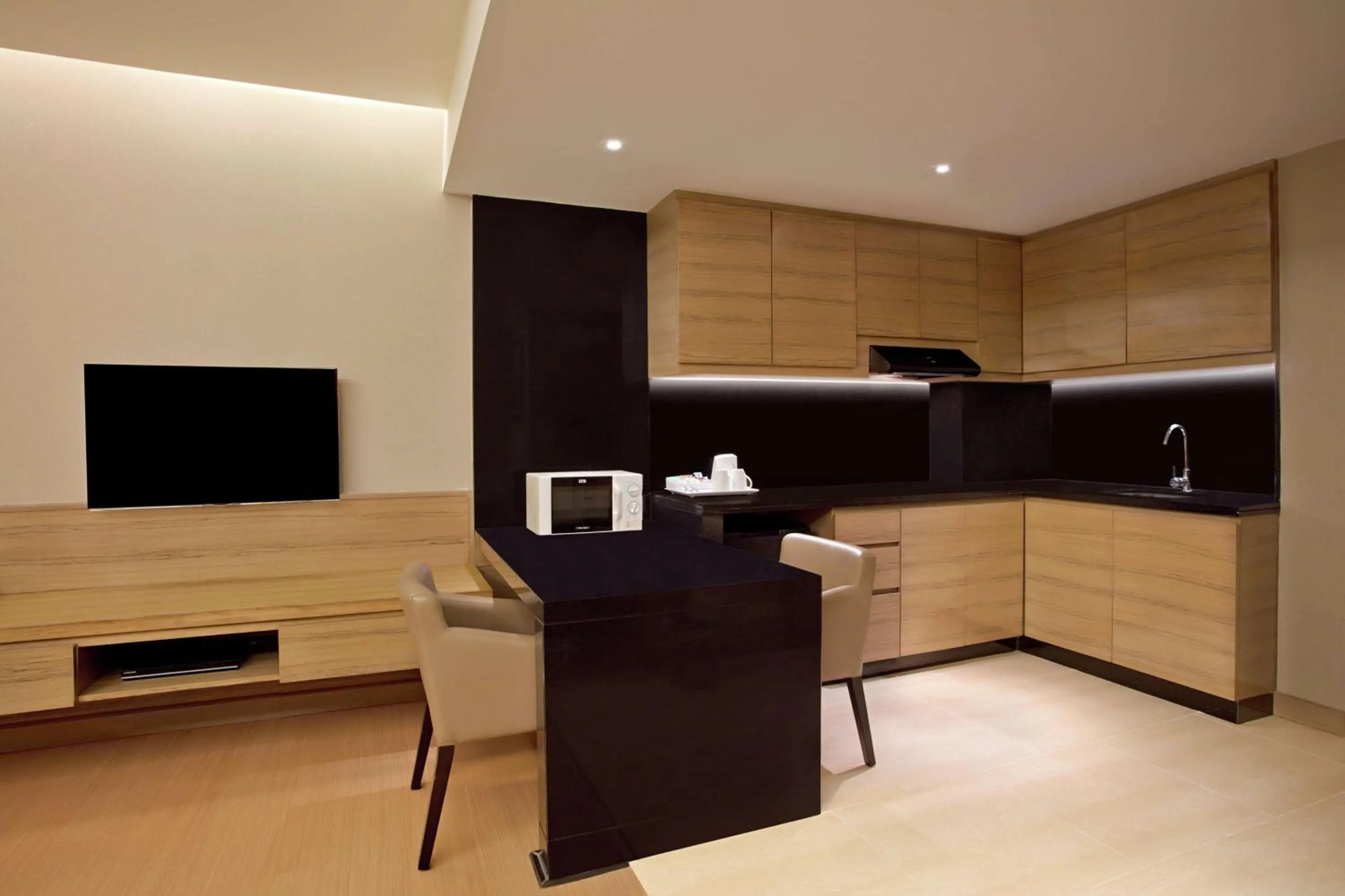 TV and multimedia in DoubleTree Suites by Hilton Bengaluru Outer Ring Road