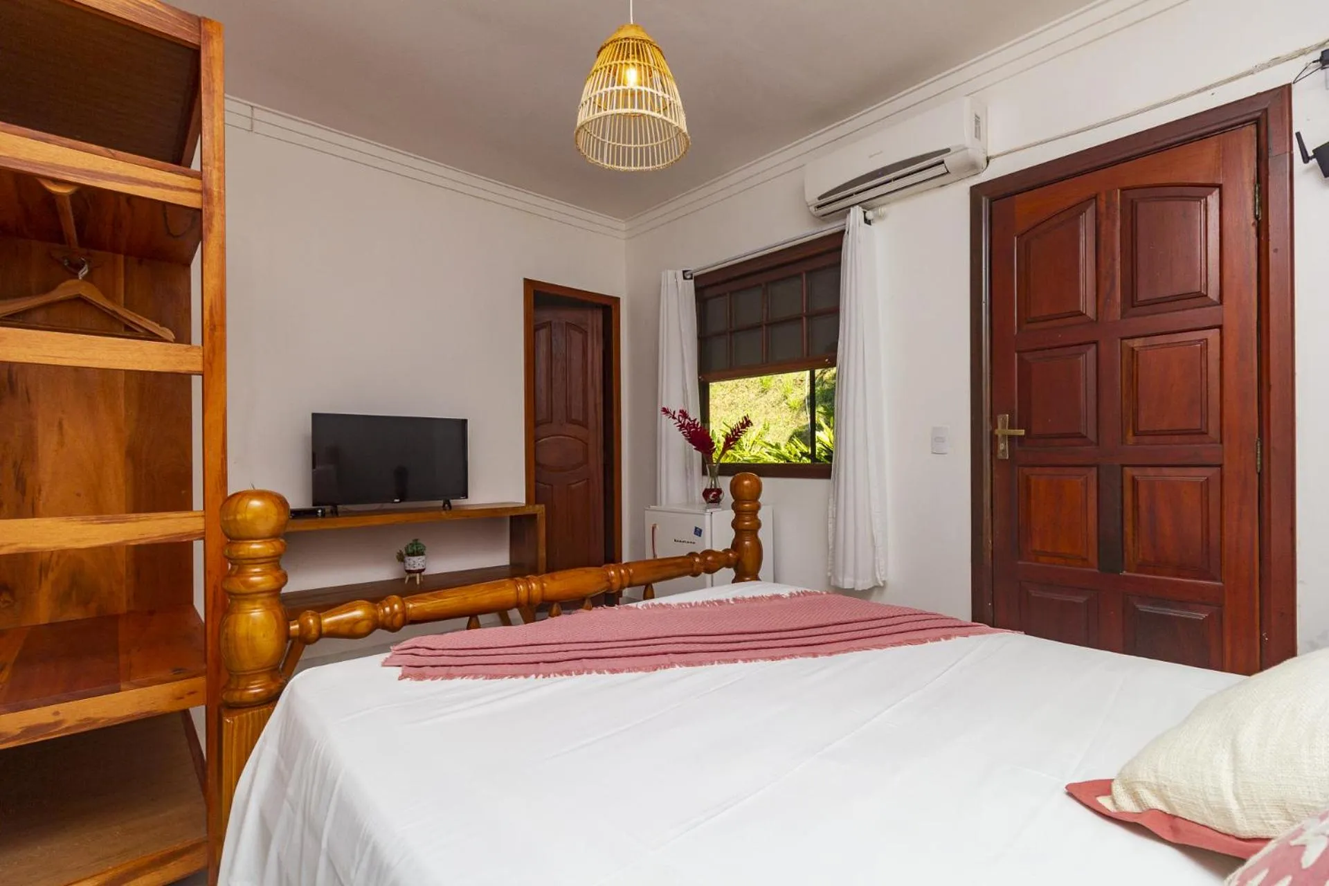 Photo of the whole room, Bed in Pousada Recanto de Paraty