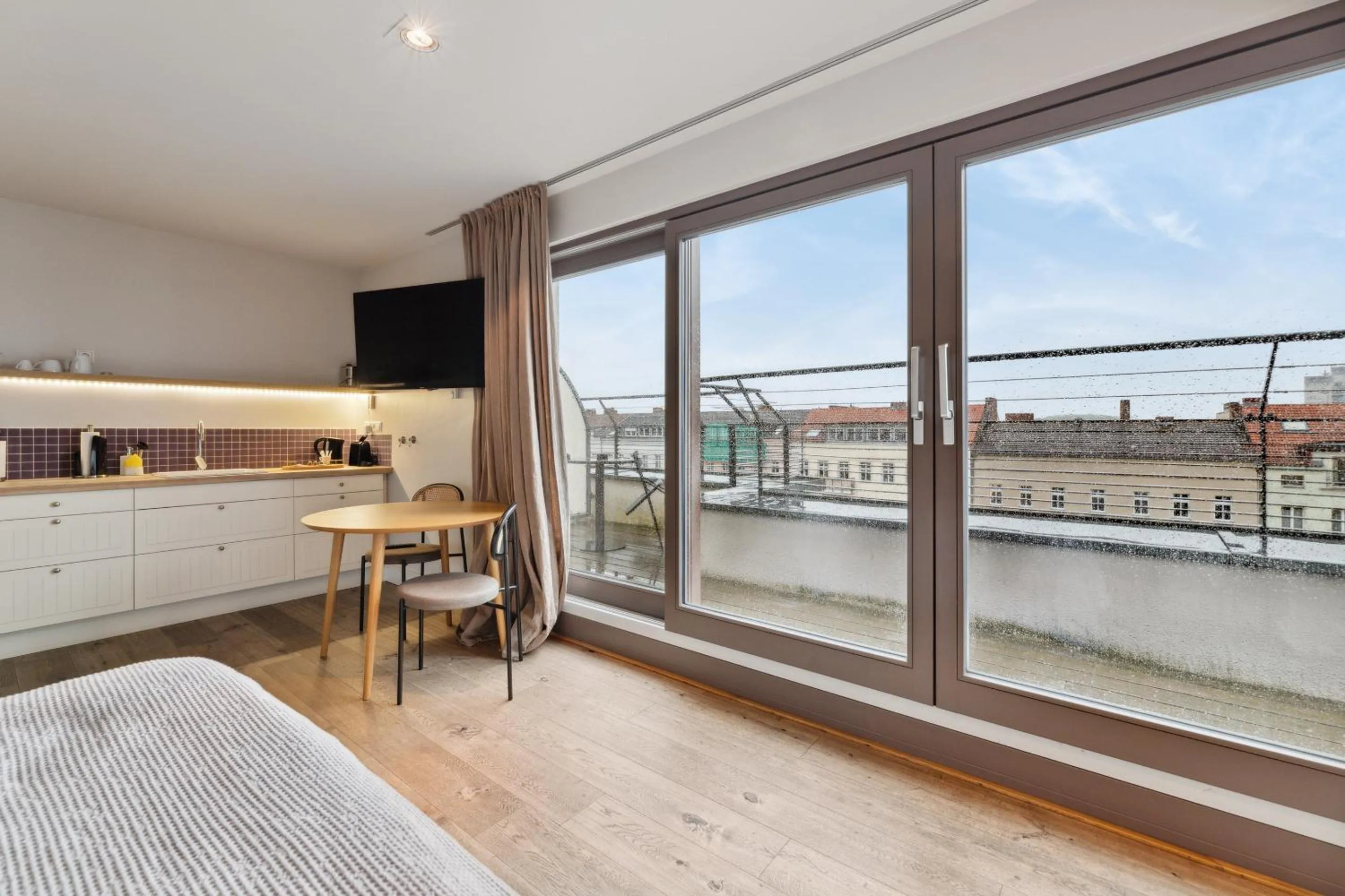 Balcony/Terrace, Bed in Limehome Berlin Prenzlauer Allee - Digital Access