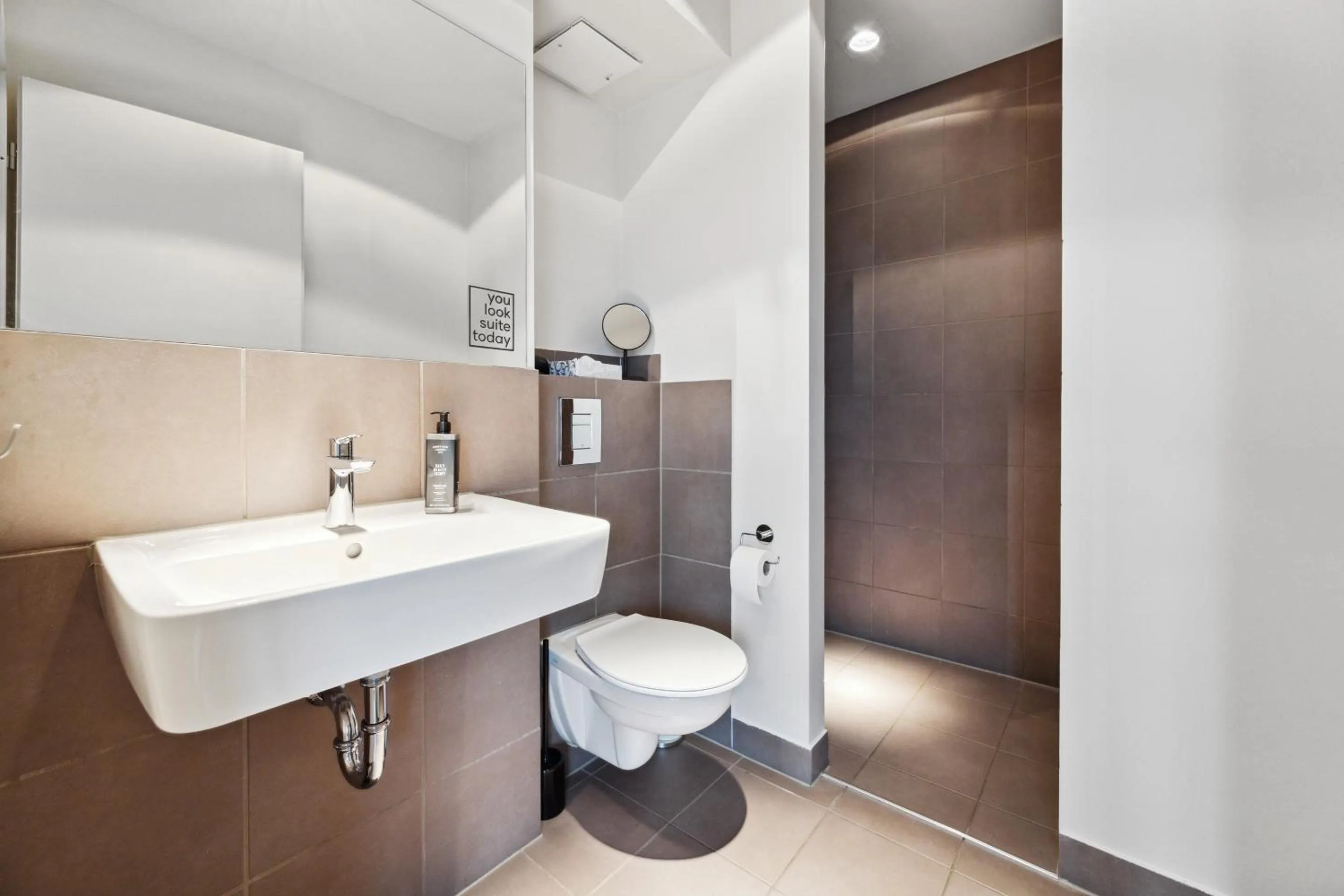 Shower in Limehome Berlin Prenzlauer Allee - Digital Access