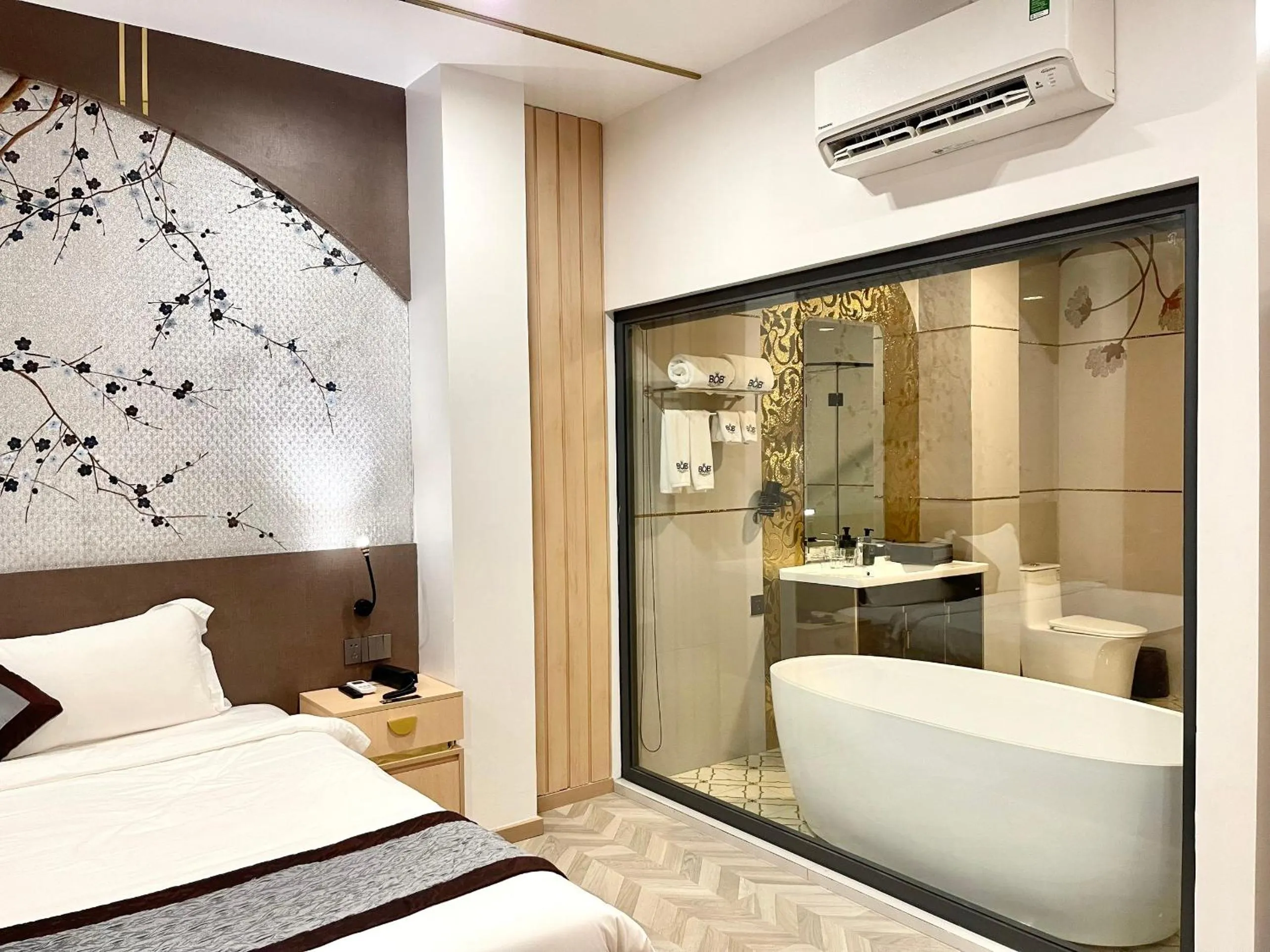 Bathroom, Bed in B.O.B Hotel