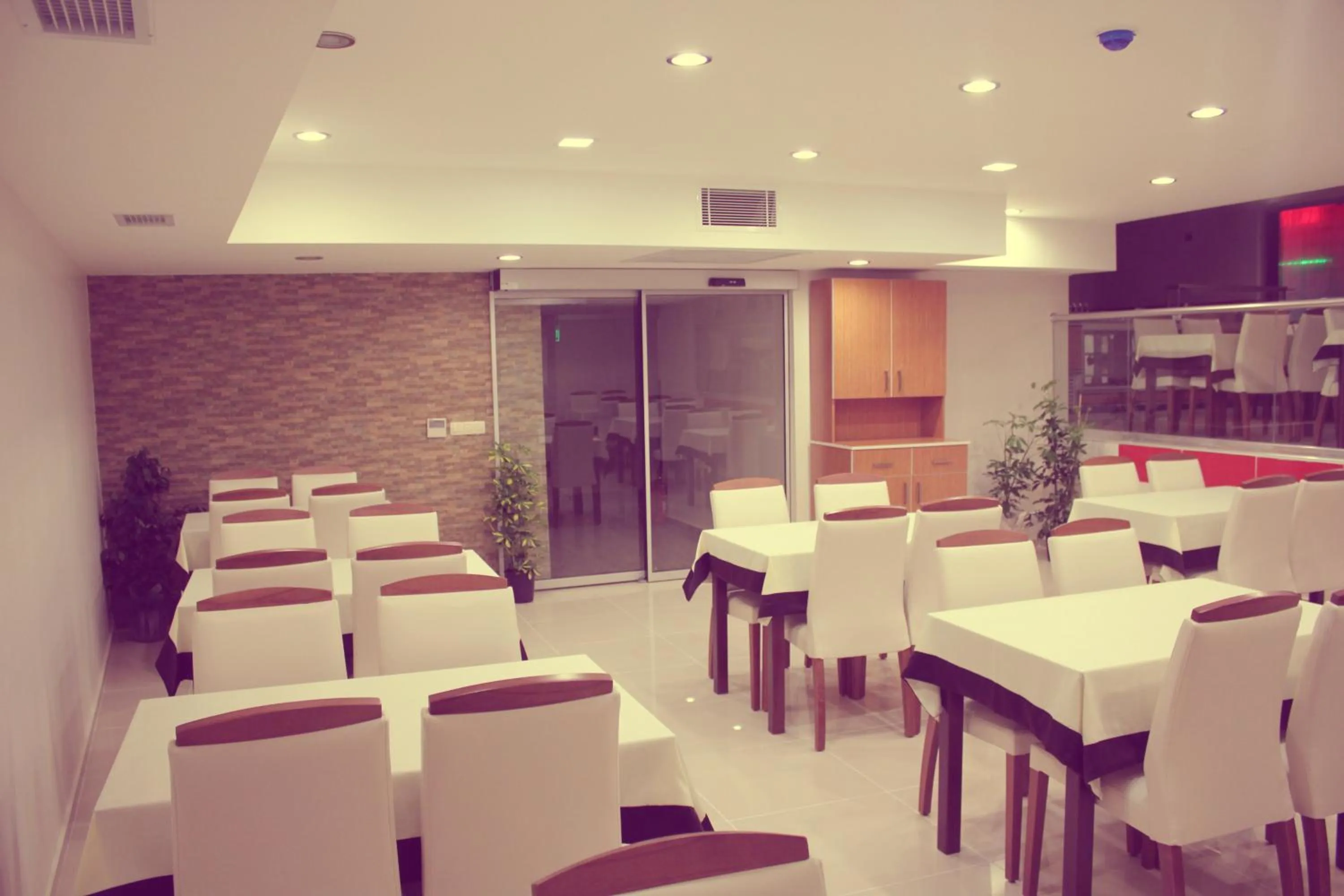 Restaurant/places to eat in Cebeciler Hotel